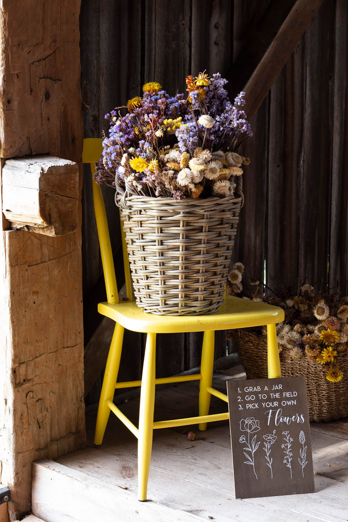 Panier tressé avec poignées et doublure en plastique