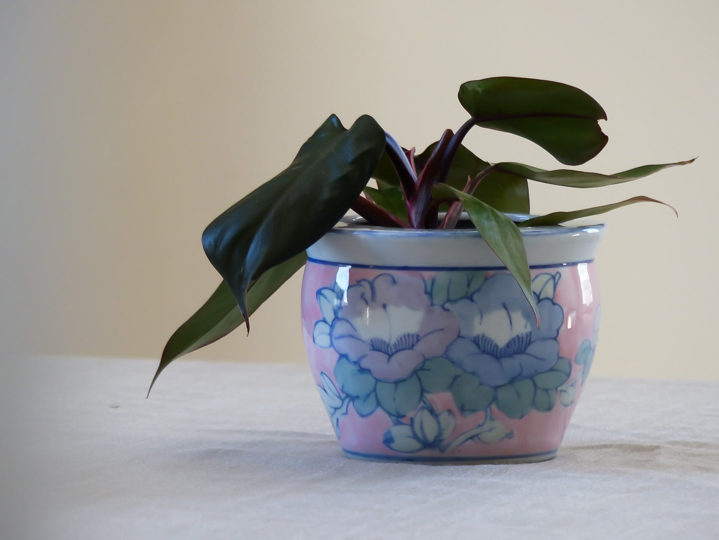 Cache-pot en céramique, motif floral d’inspiration asiatique