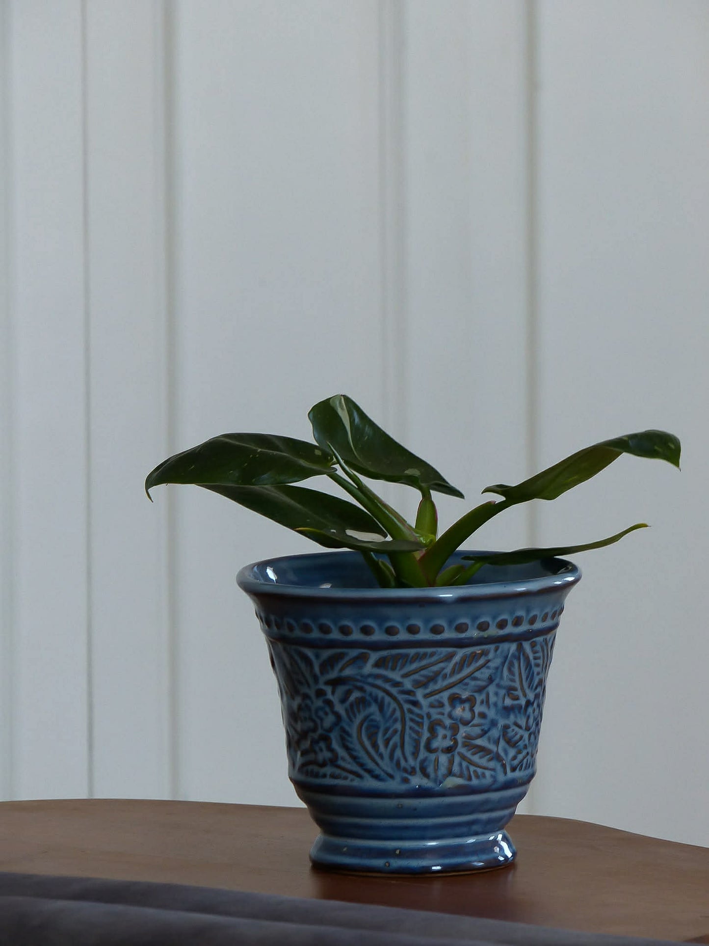 Cache-pot en céramique bleu - décor floral en relief