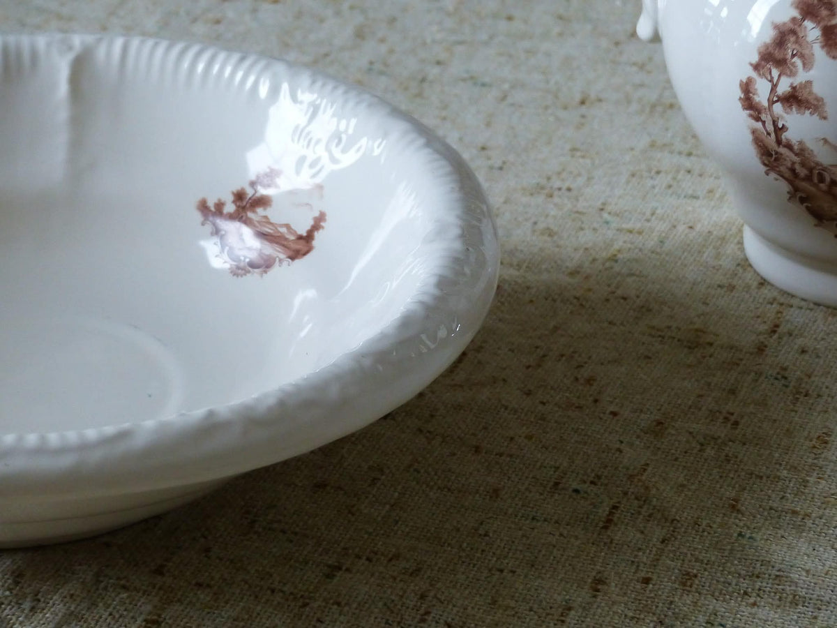 Ensemble vintage: Cruche et bassin en porcelaine