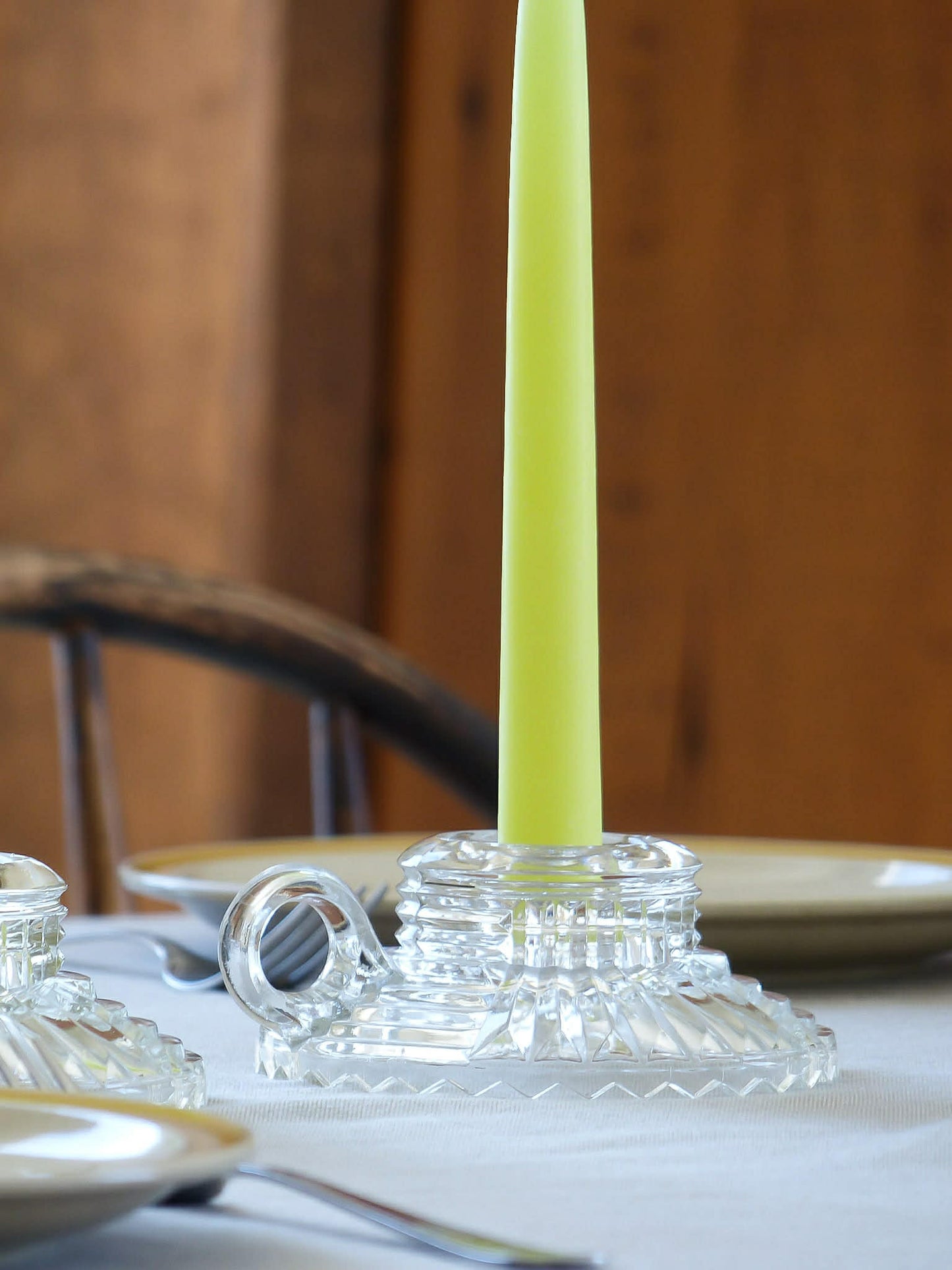 Duo de bougeoirs avec anse, en verre pressé