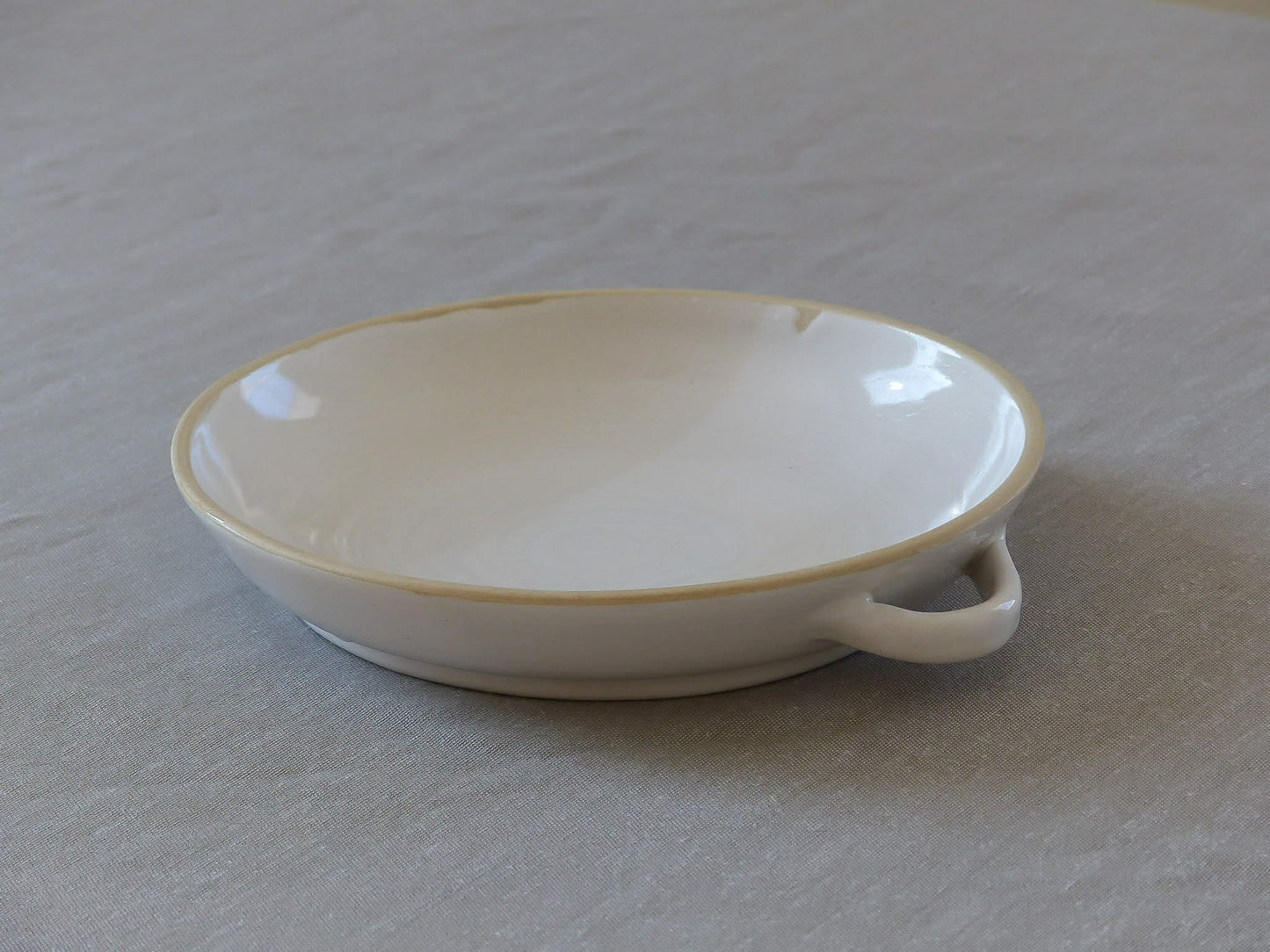 Plat à gratin en céramique blanche