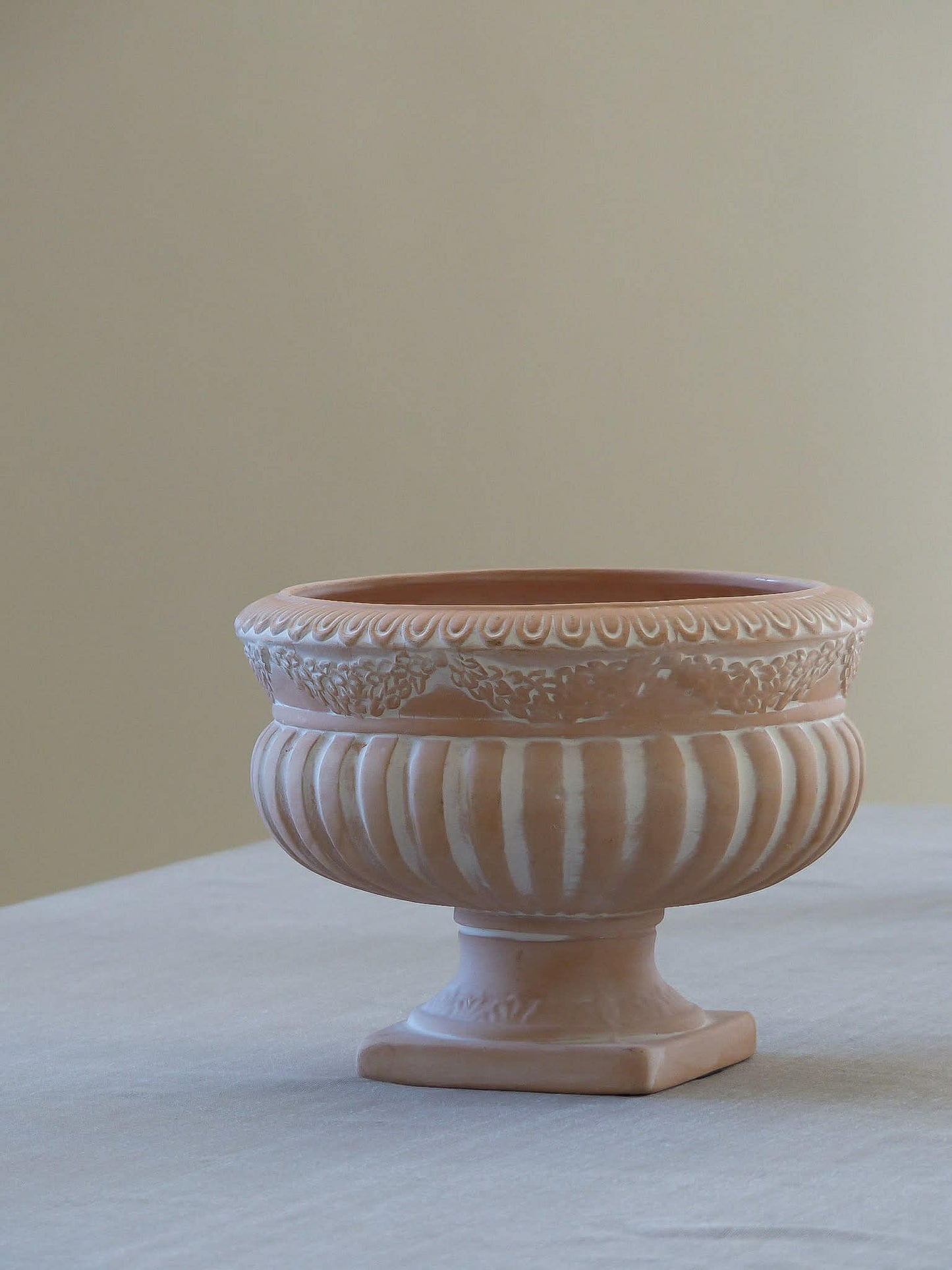 Cache-pot sur pied de style Médicis en terre cuite