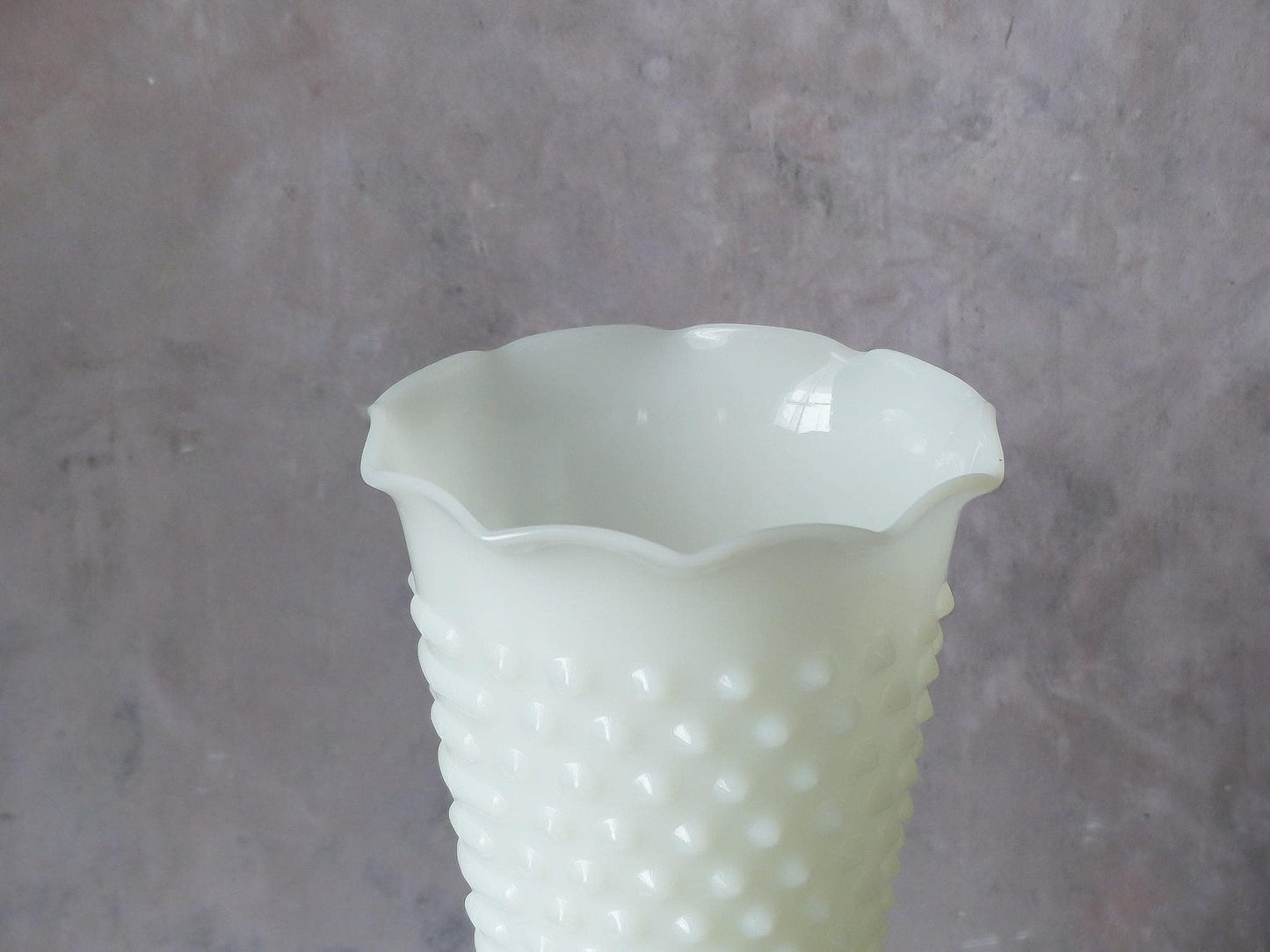 Le grand vase en verre de lait HOBNAIL, d'Anchor Hocking