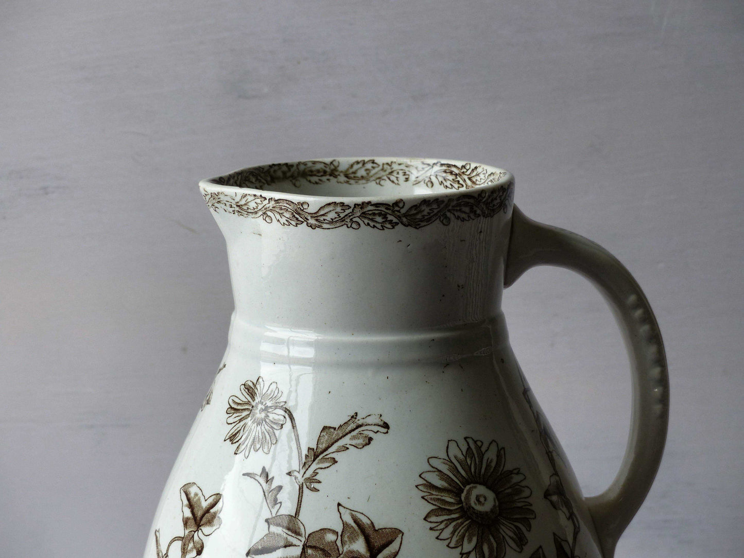 Grande cruche ancienne en faïence - Motif floral