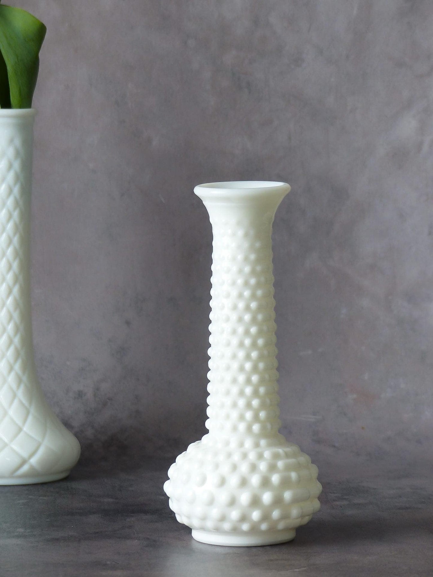 Le petit vase en verre de lait motif HOBNAIL, de E.O. Brody