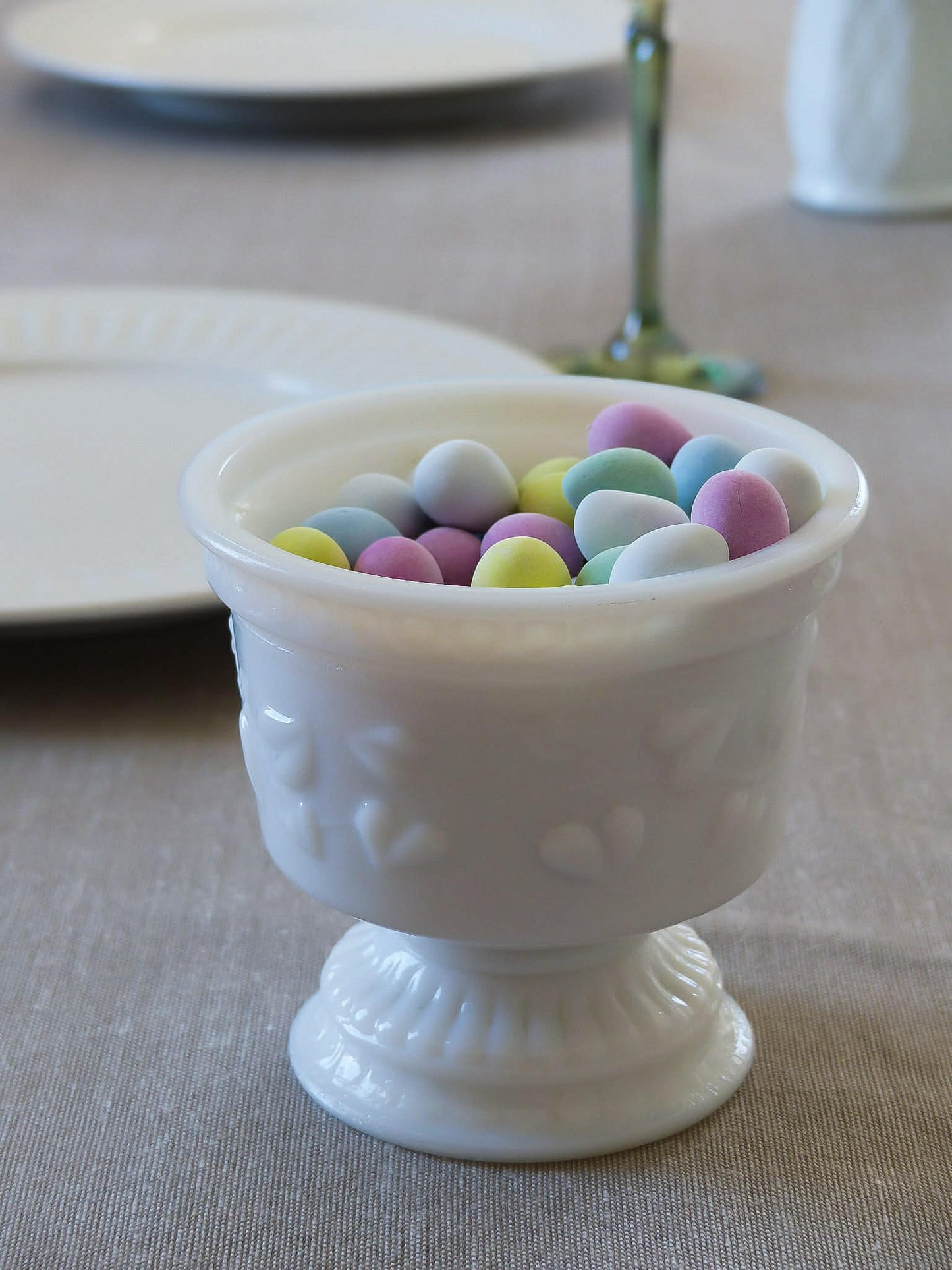 Petit vase sur pied en verre opalin blanc