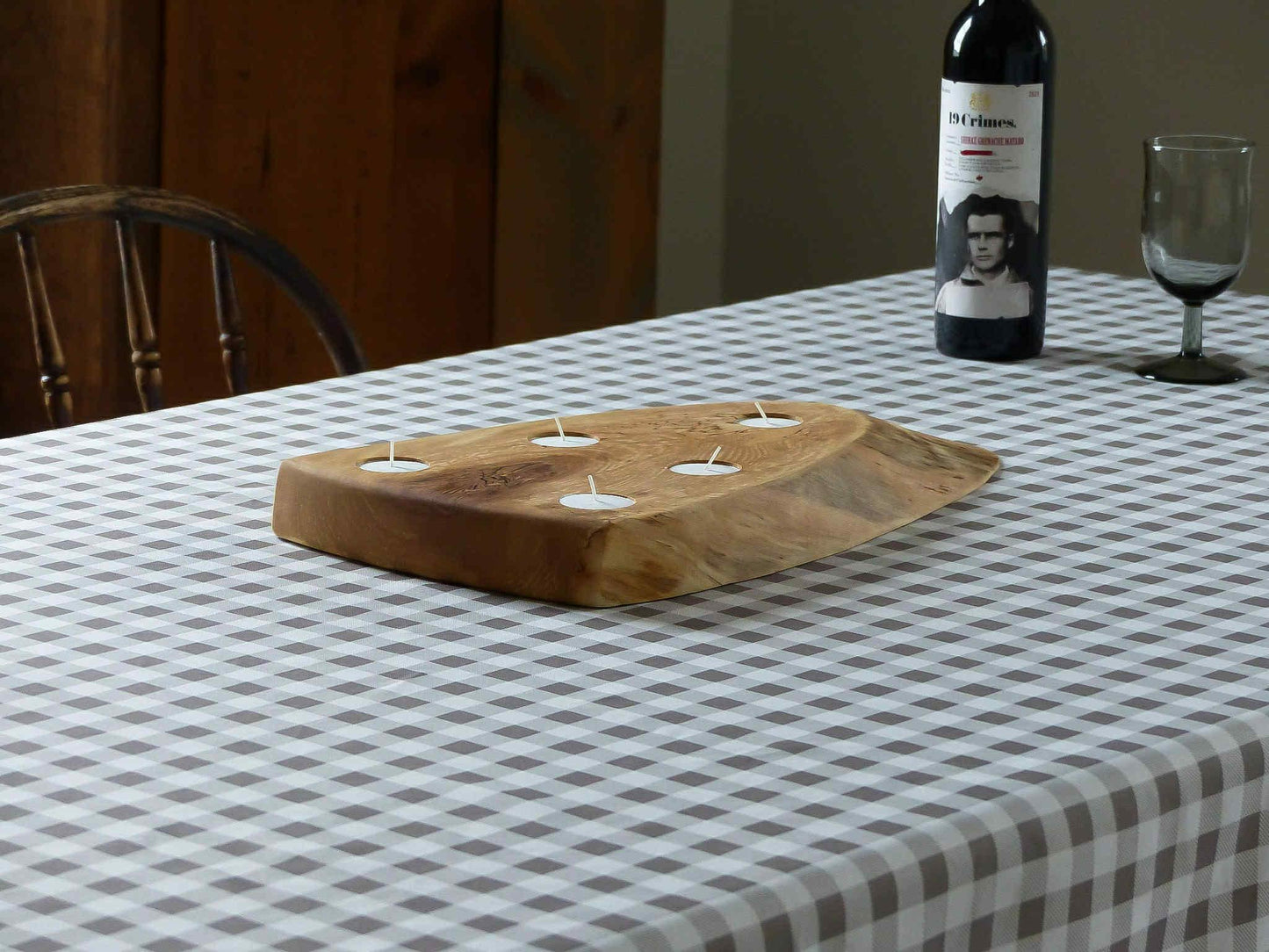 Planche porte bougies en bouleau chauffé et époxy