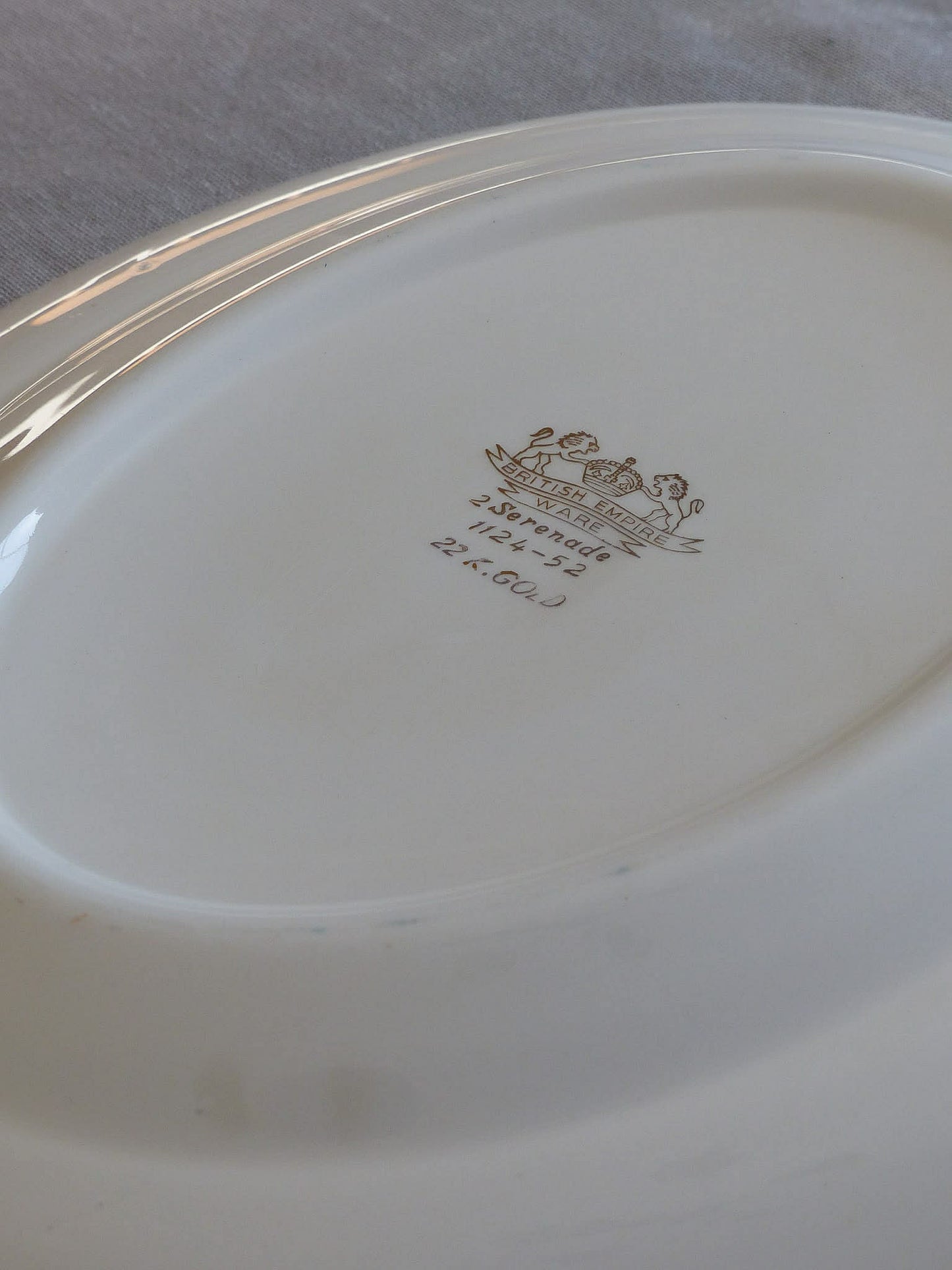 Assiette de service Serenade - British Empire Ware - 22K Gold