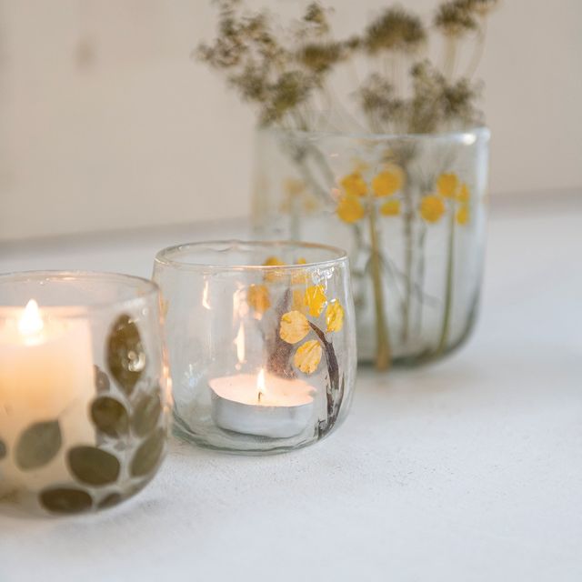 Porte-bougie artisanal, en verre, avec feuilles de moringa