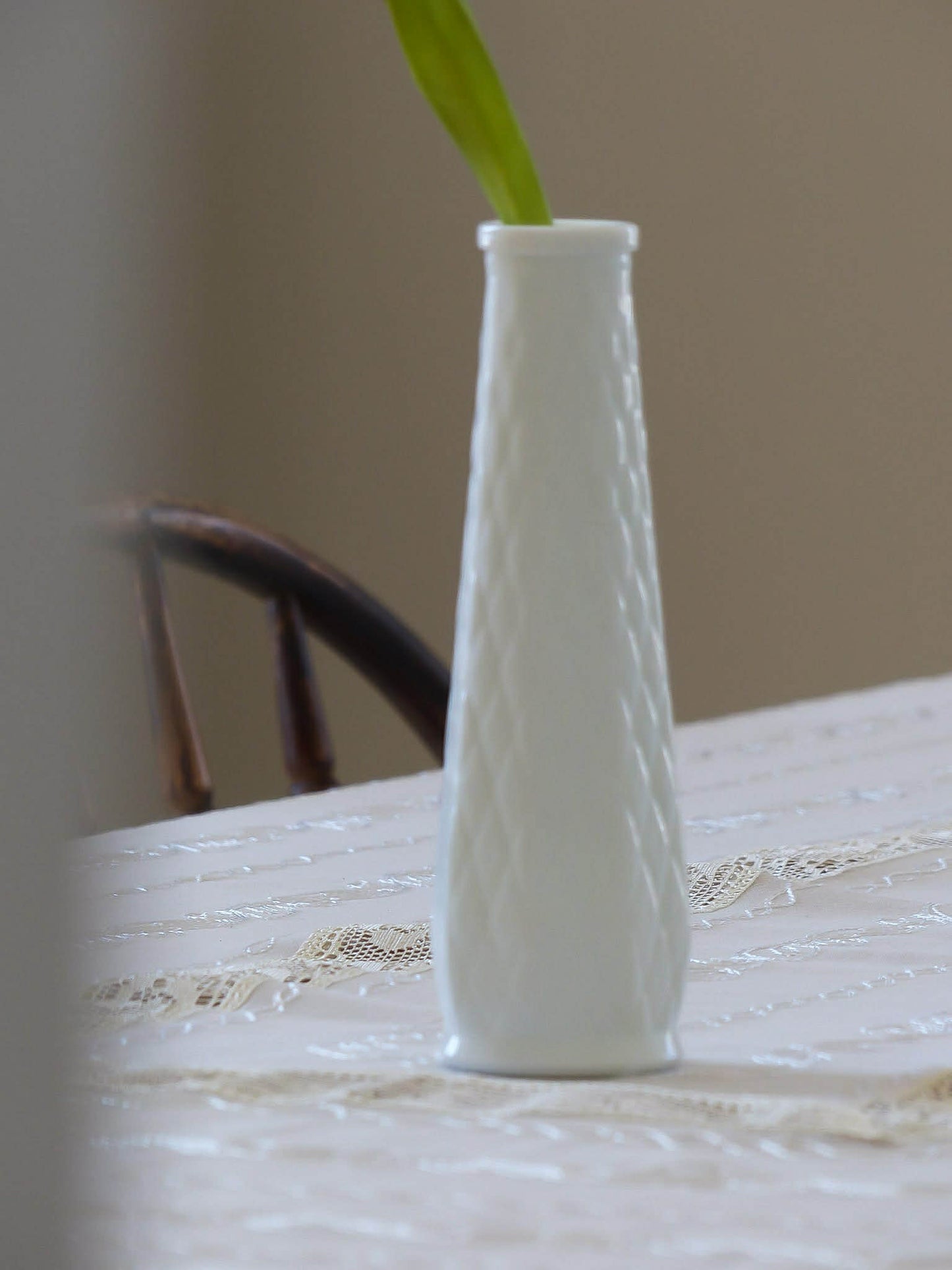 Vase à fleurs en verre de lait, E.O. BRODY