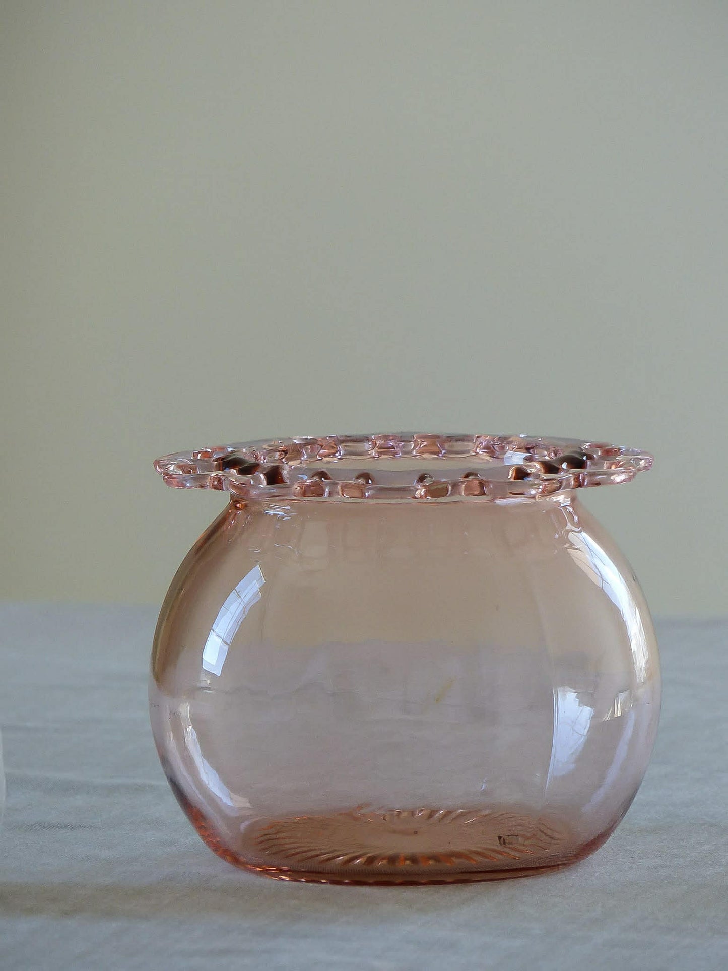 Vase en verre rosé