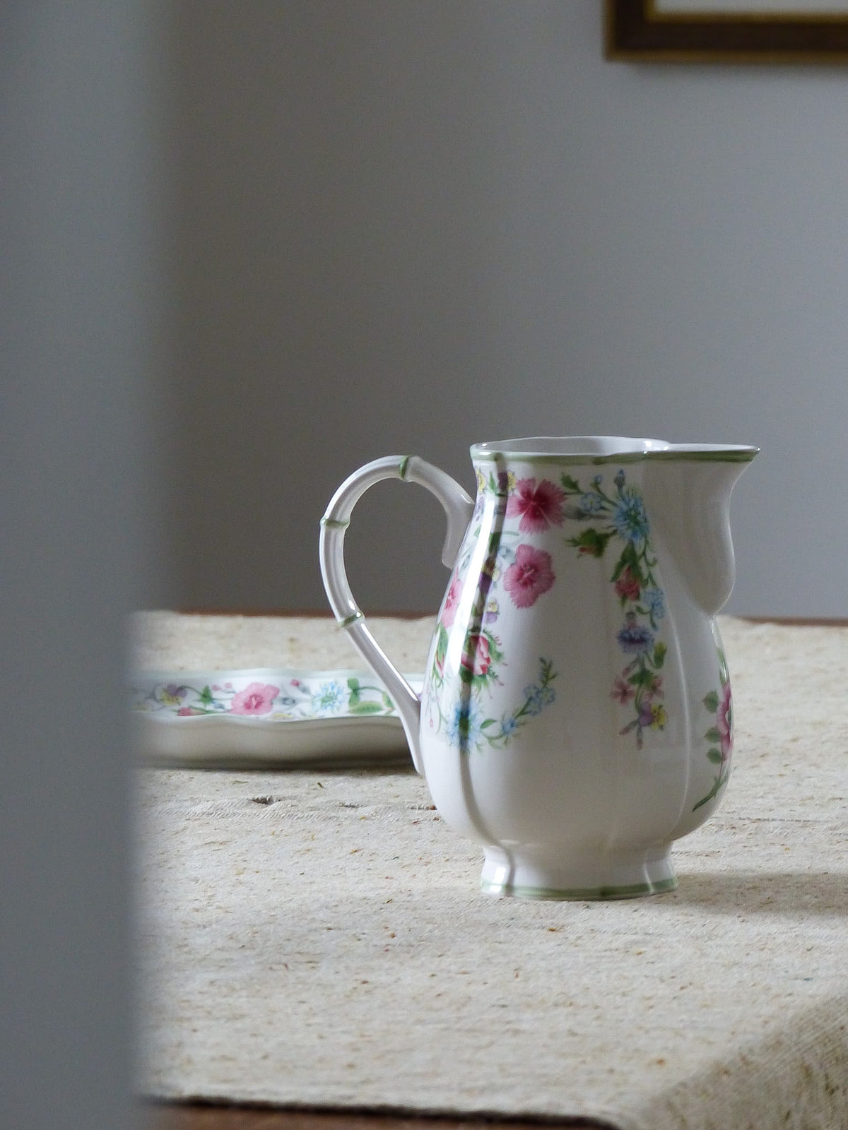 Pichet et plateau fleuris vintage