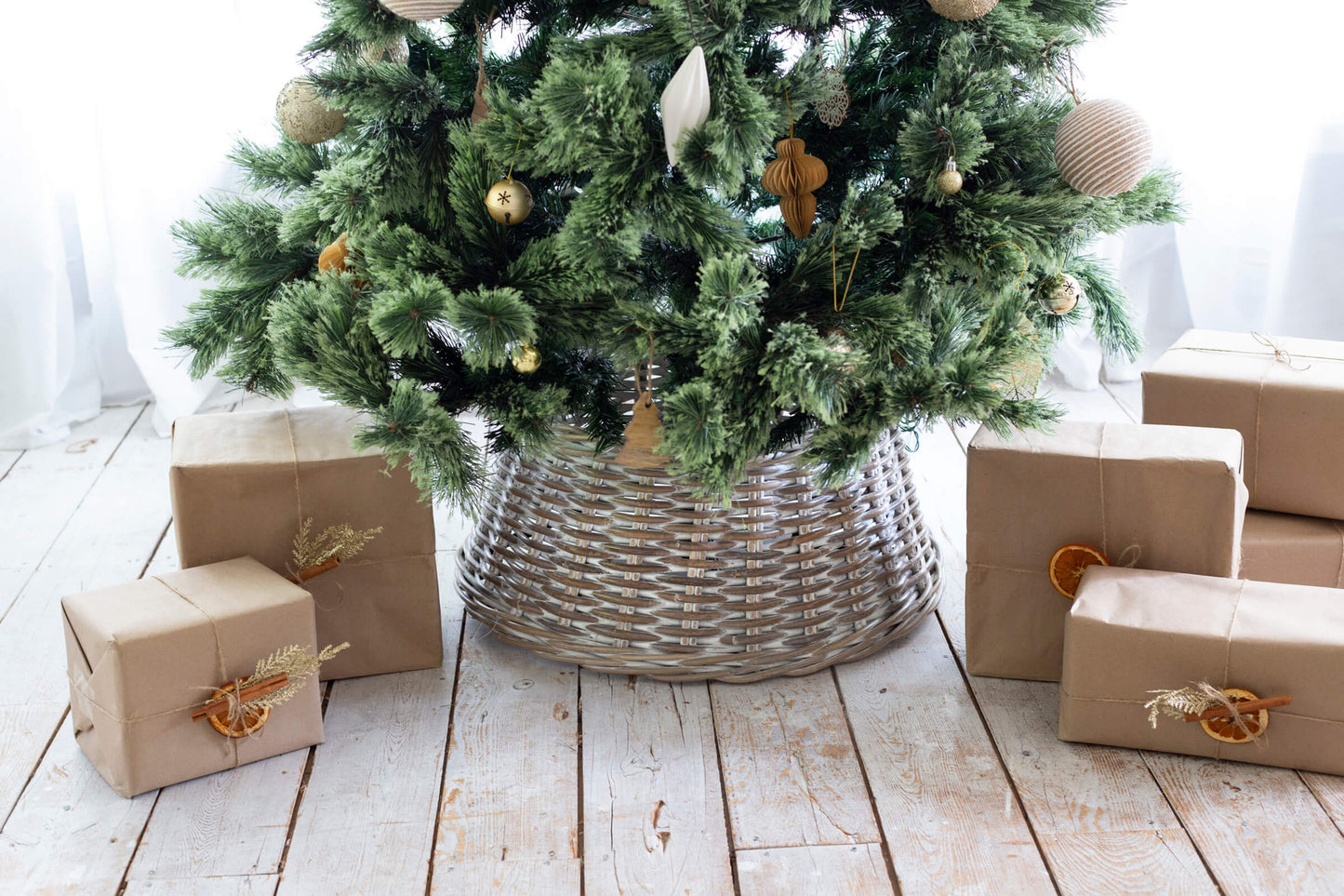 Cache-pied de sapin en osier tressé blanchi