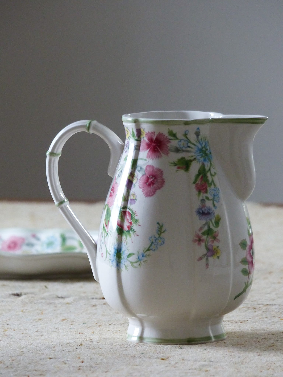 Pichet et plateau fleuris vintage