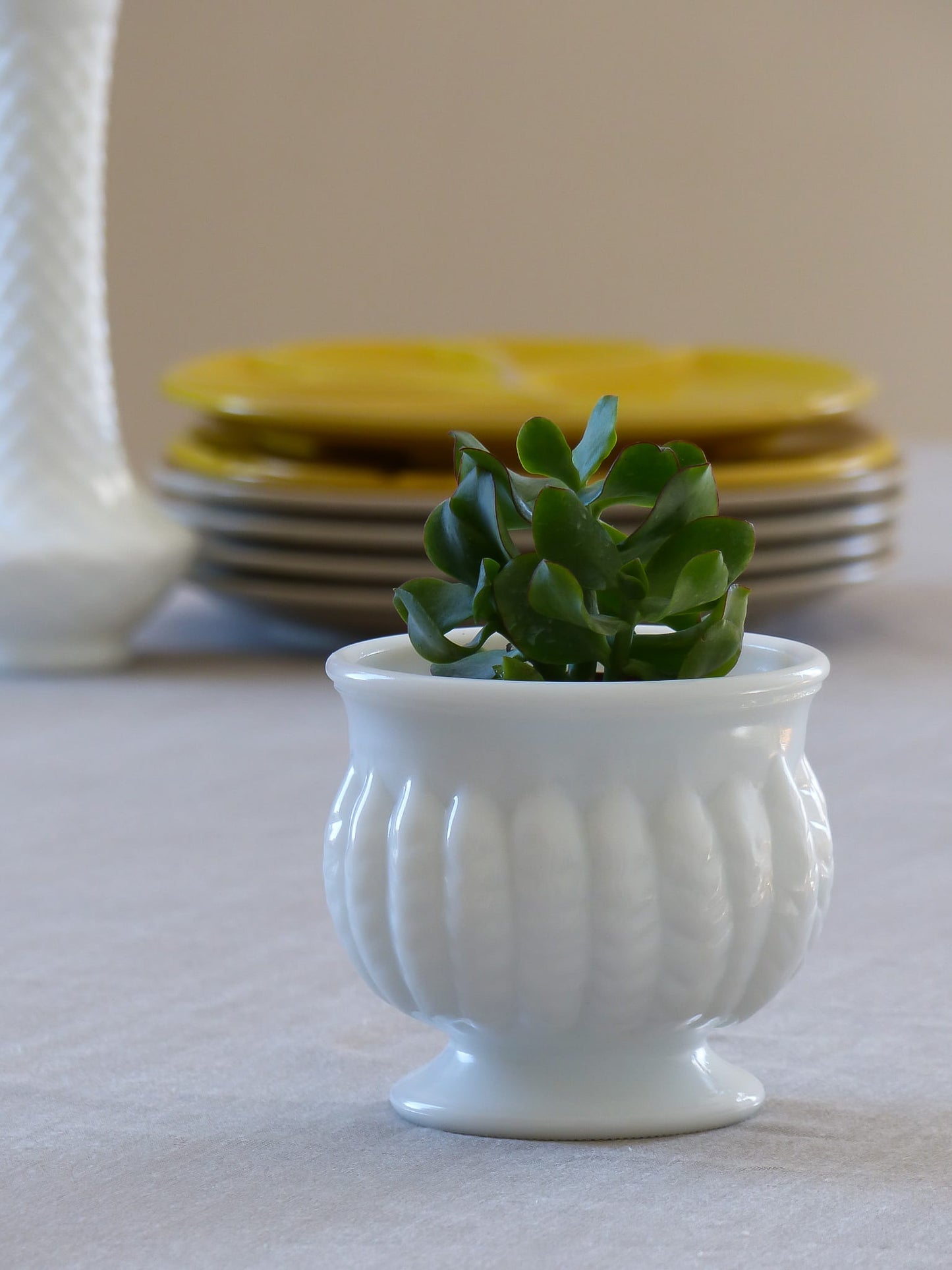 Vase sur pied en forme de tulipe en verre opalin blanc