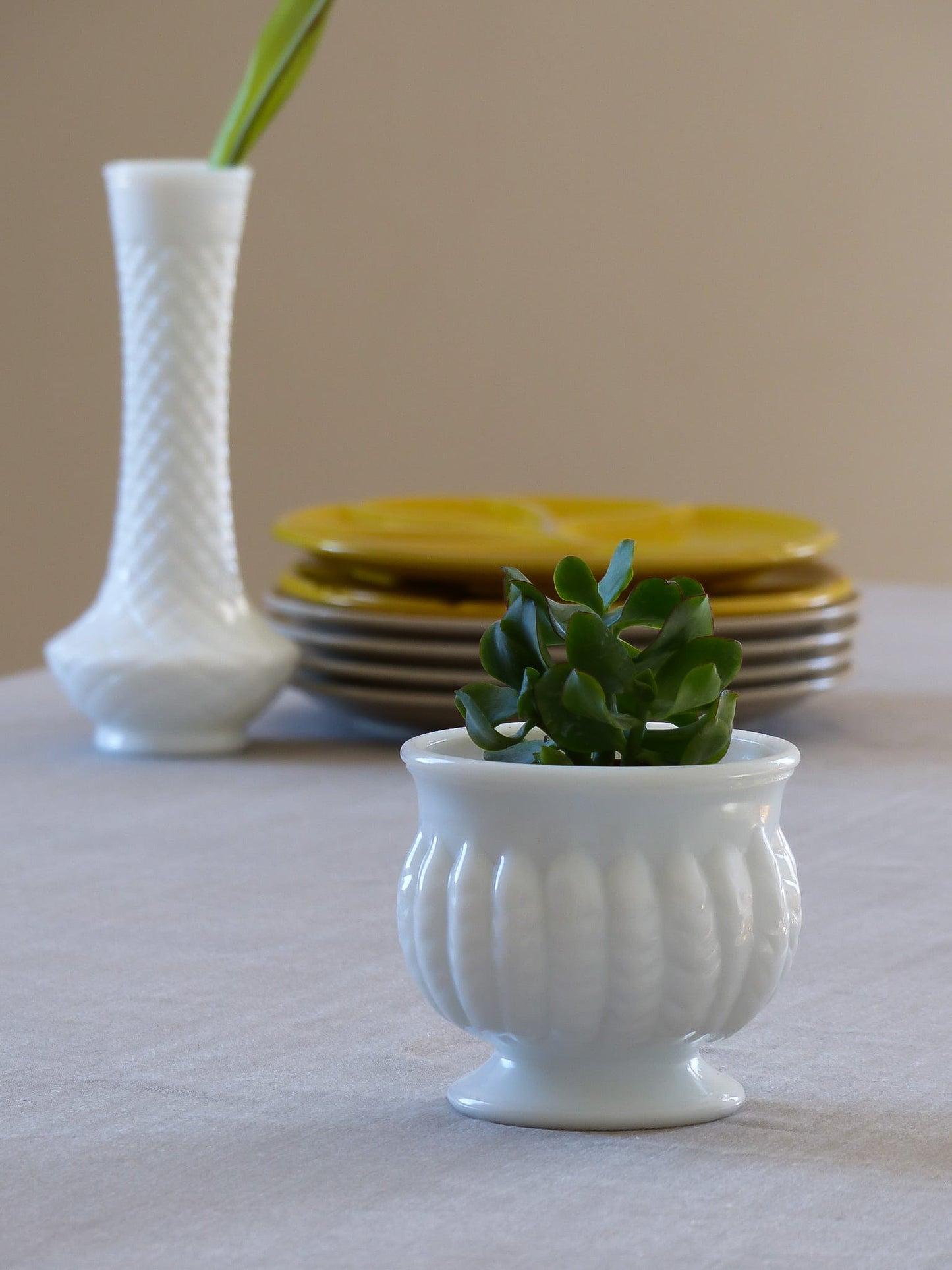 Vase sur pied en forme de tulipe en verre opalin blanc