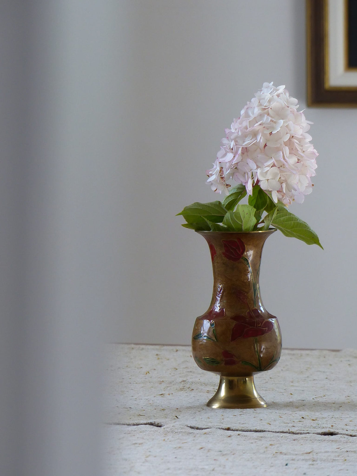 Vase en laiton, peint à la main