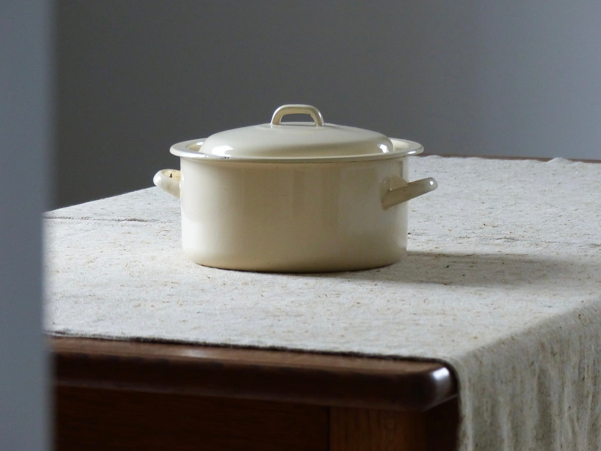 Cocotte vintage en émail ivoire