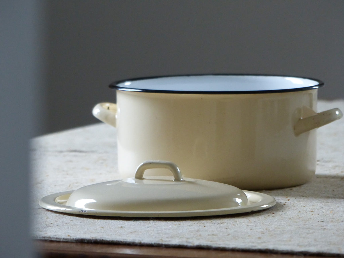 Cocotte vintage en émail ivoire