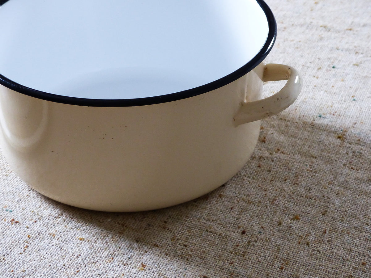 Cocotte vintage en émail ivoire