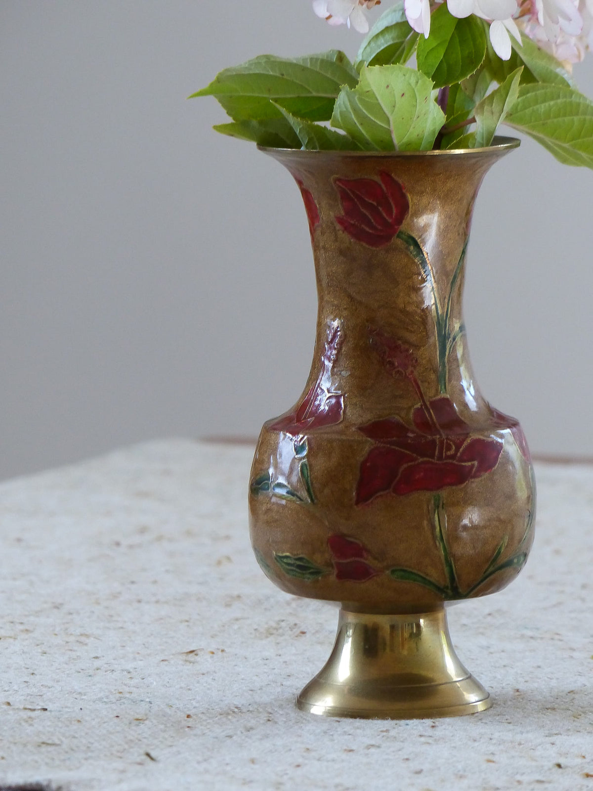 Vase en laiton, peint à la main