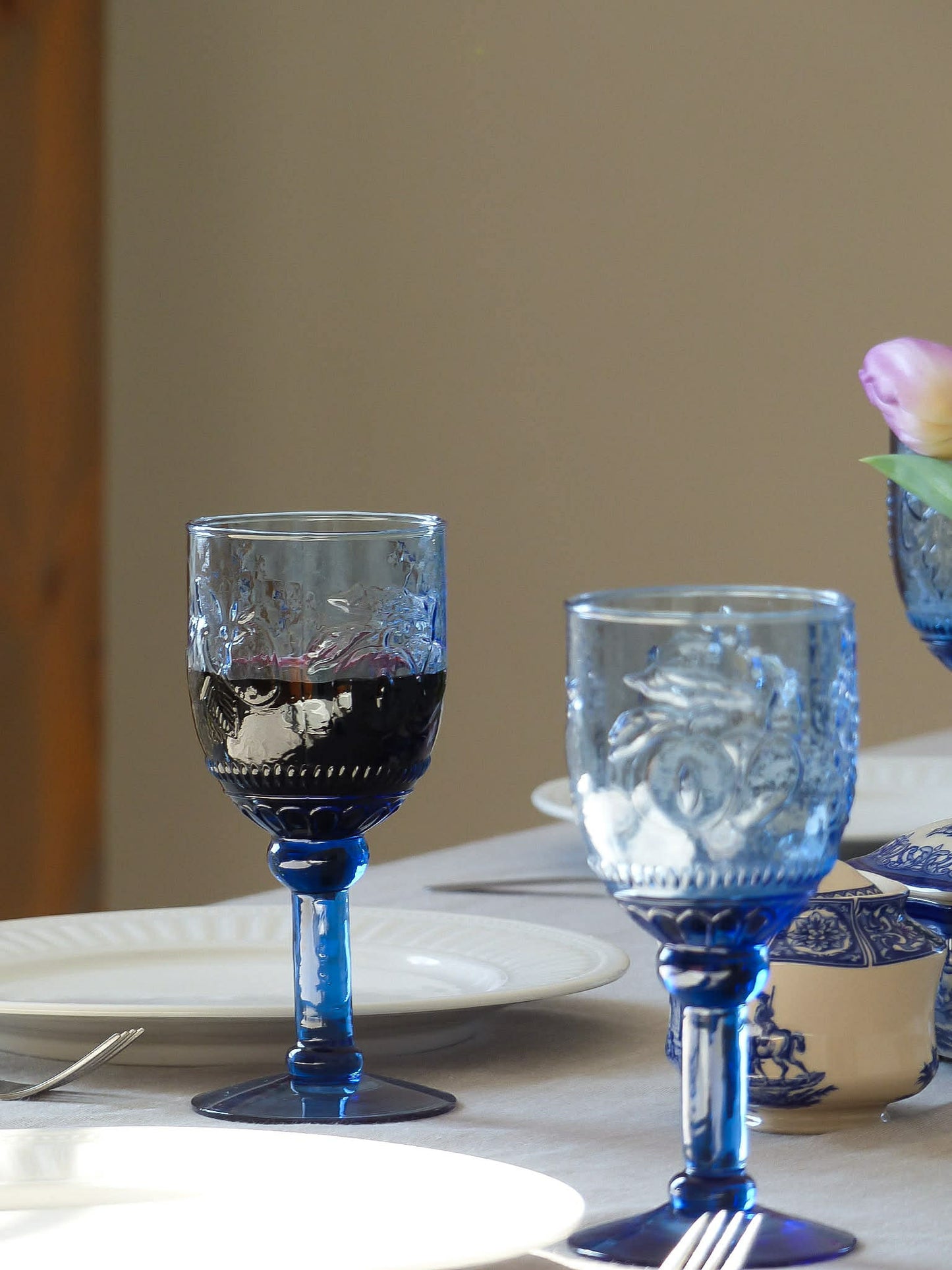 Ensemble (6) de coupes en verre bleuté, texturée