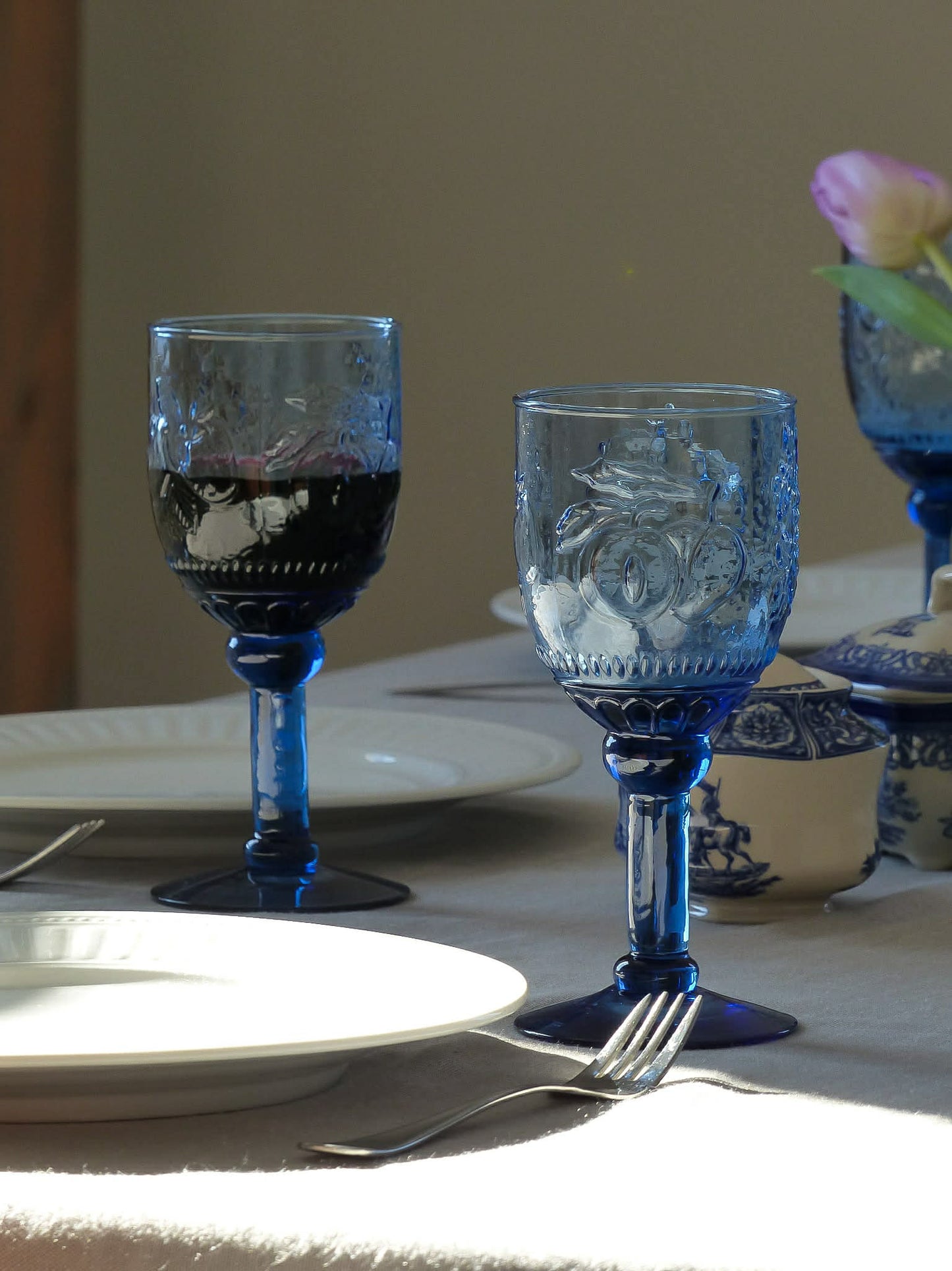 Ensemble (6) de coupes en verre bleuté, texturée