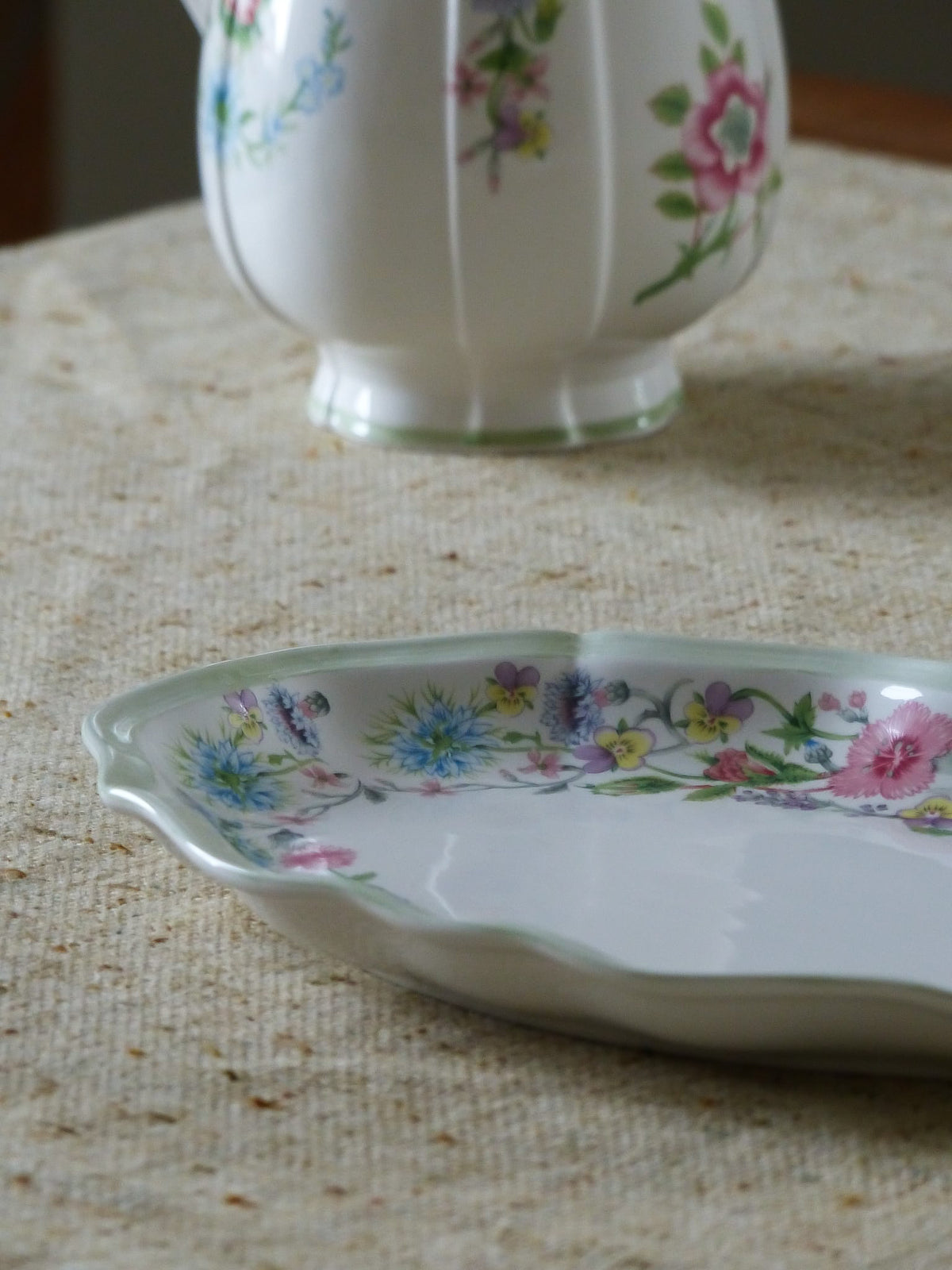 Pichet et plateau fleuris vintage