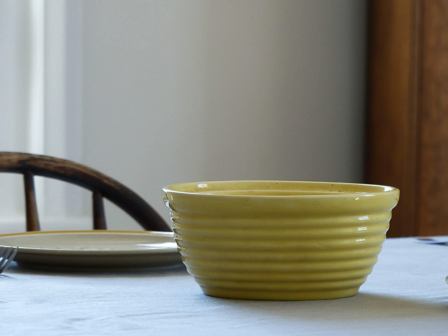 Bol côtelé antique en céramique jaune