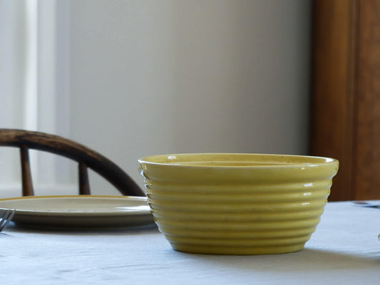 Bol côtelé antique en céramique jaune