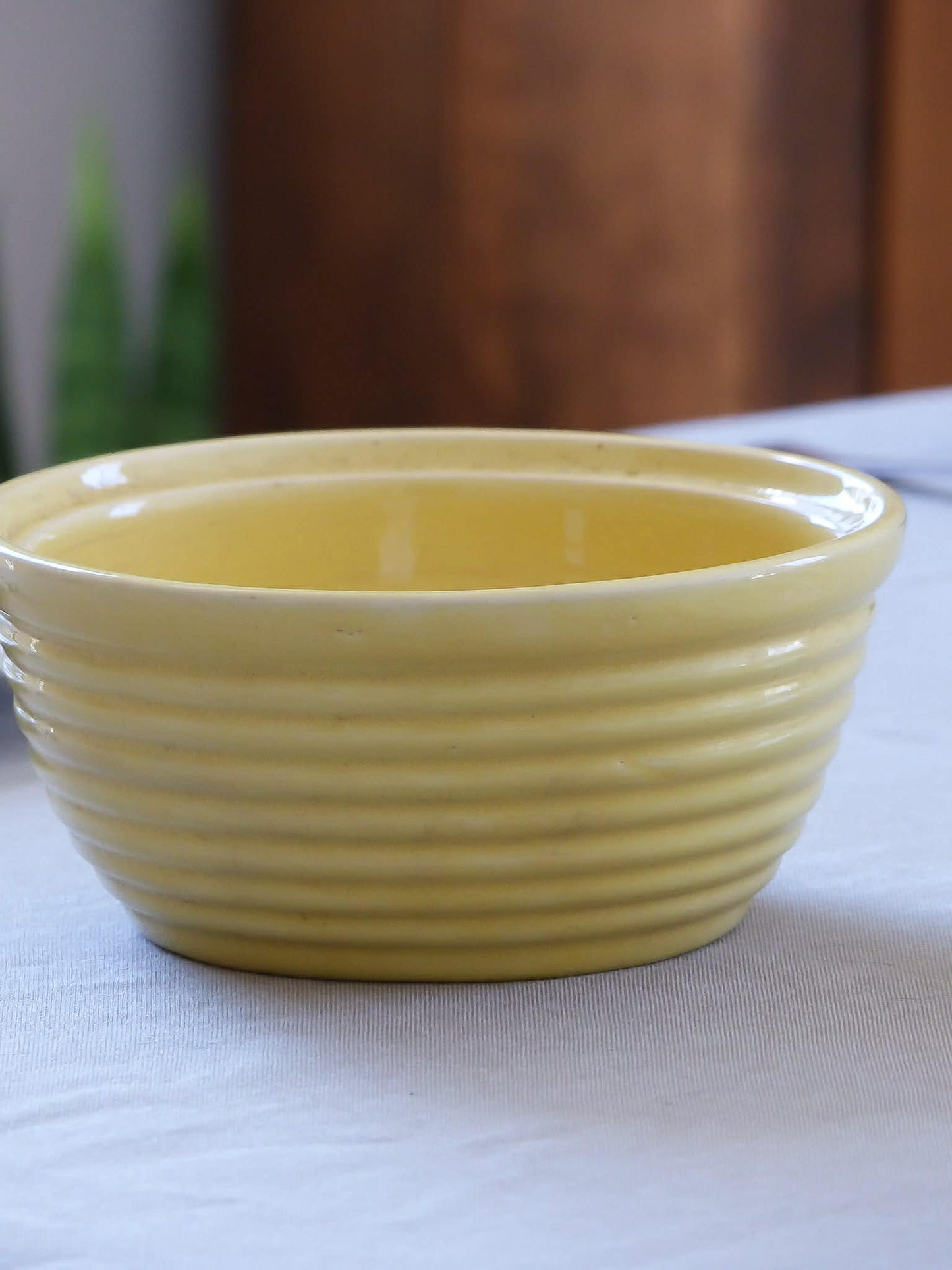 Bol côtelé antique en céramique jaune
