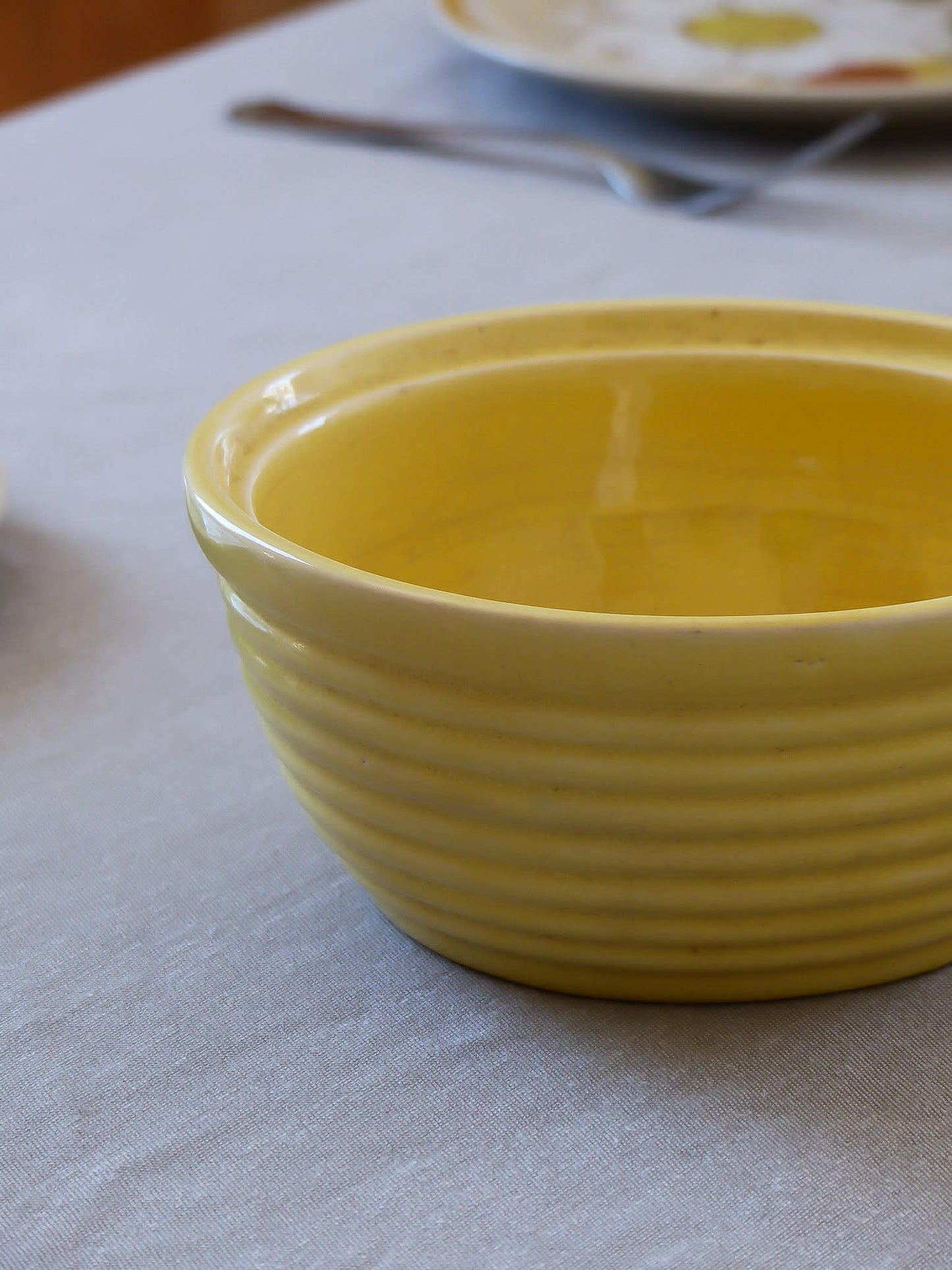 Bol côtelé antique en céramique jaune