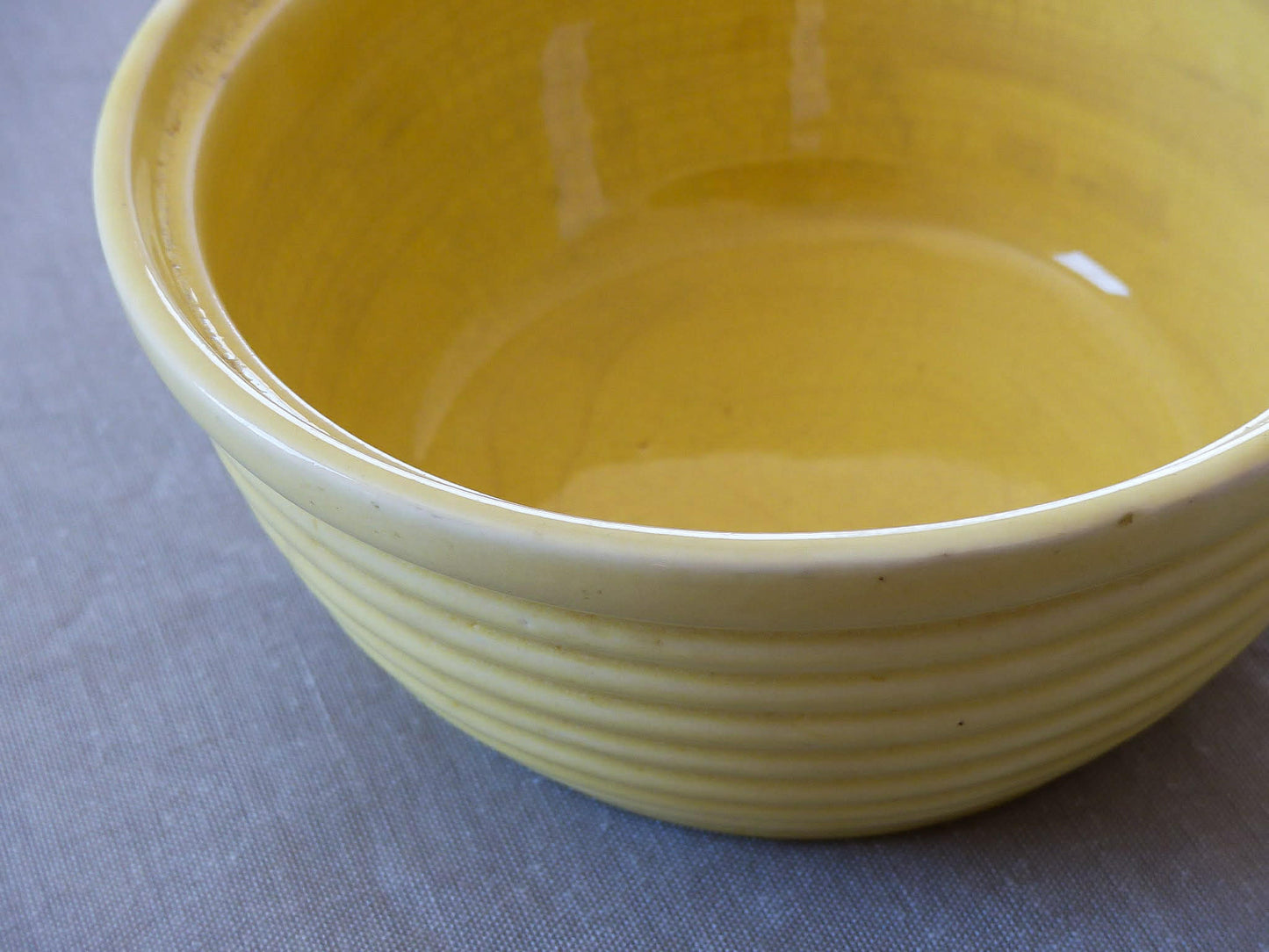 Bol côtelé antique en céramique jaune
