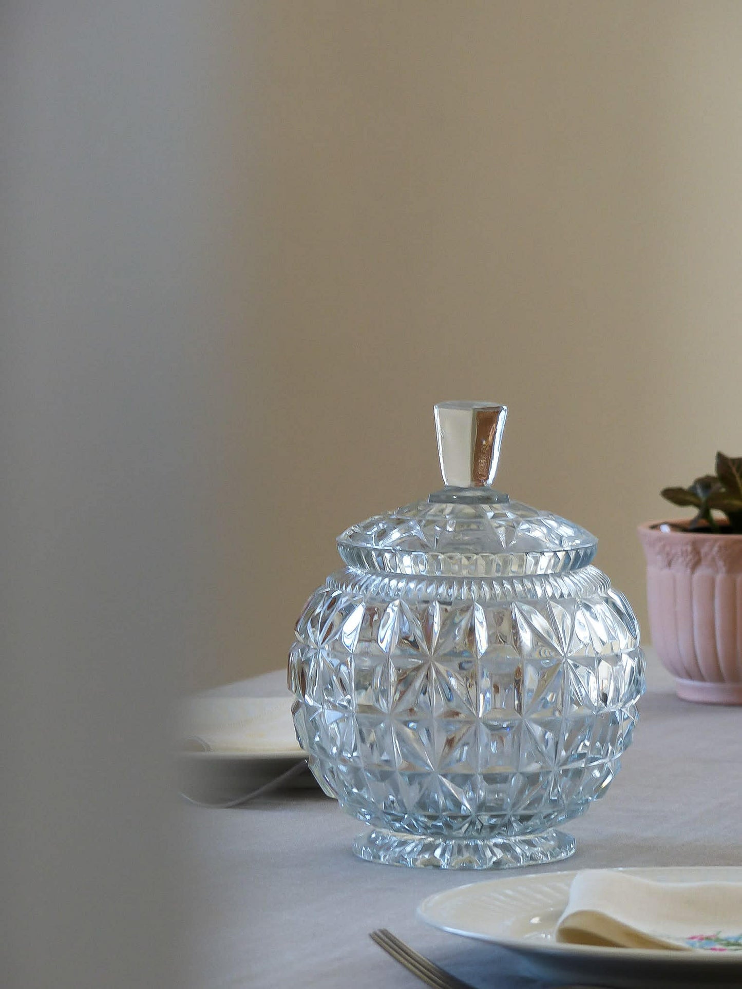 Bonbonnière vintage en verre taillé