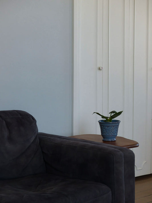 Cache-pot en céramique bleu - décor floral en relief