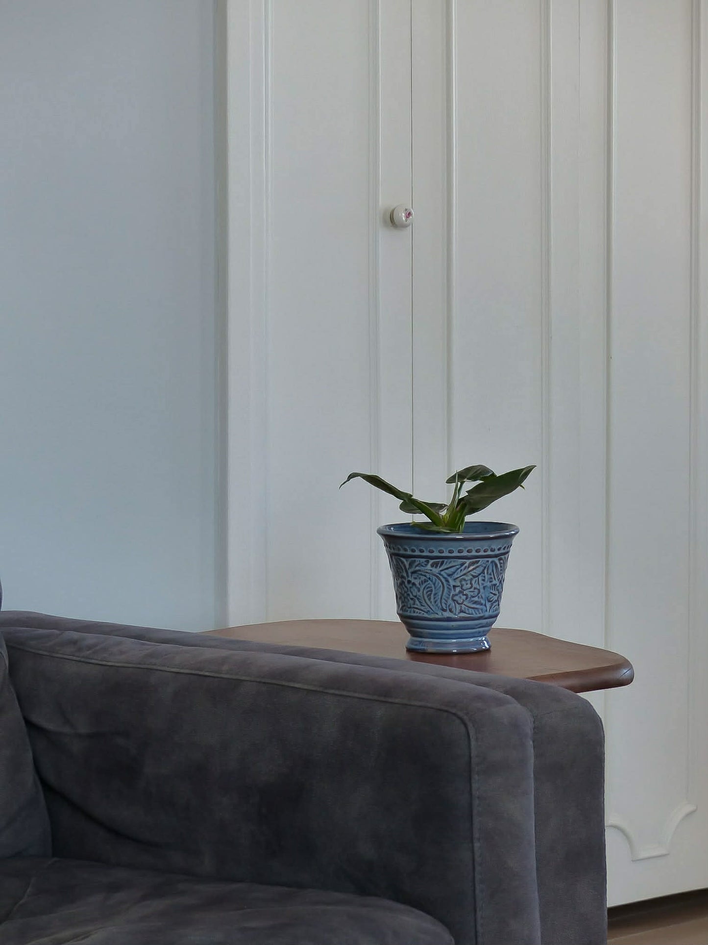 Cache-pot en céramique bleu - décor floral en relief