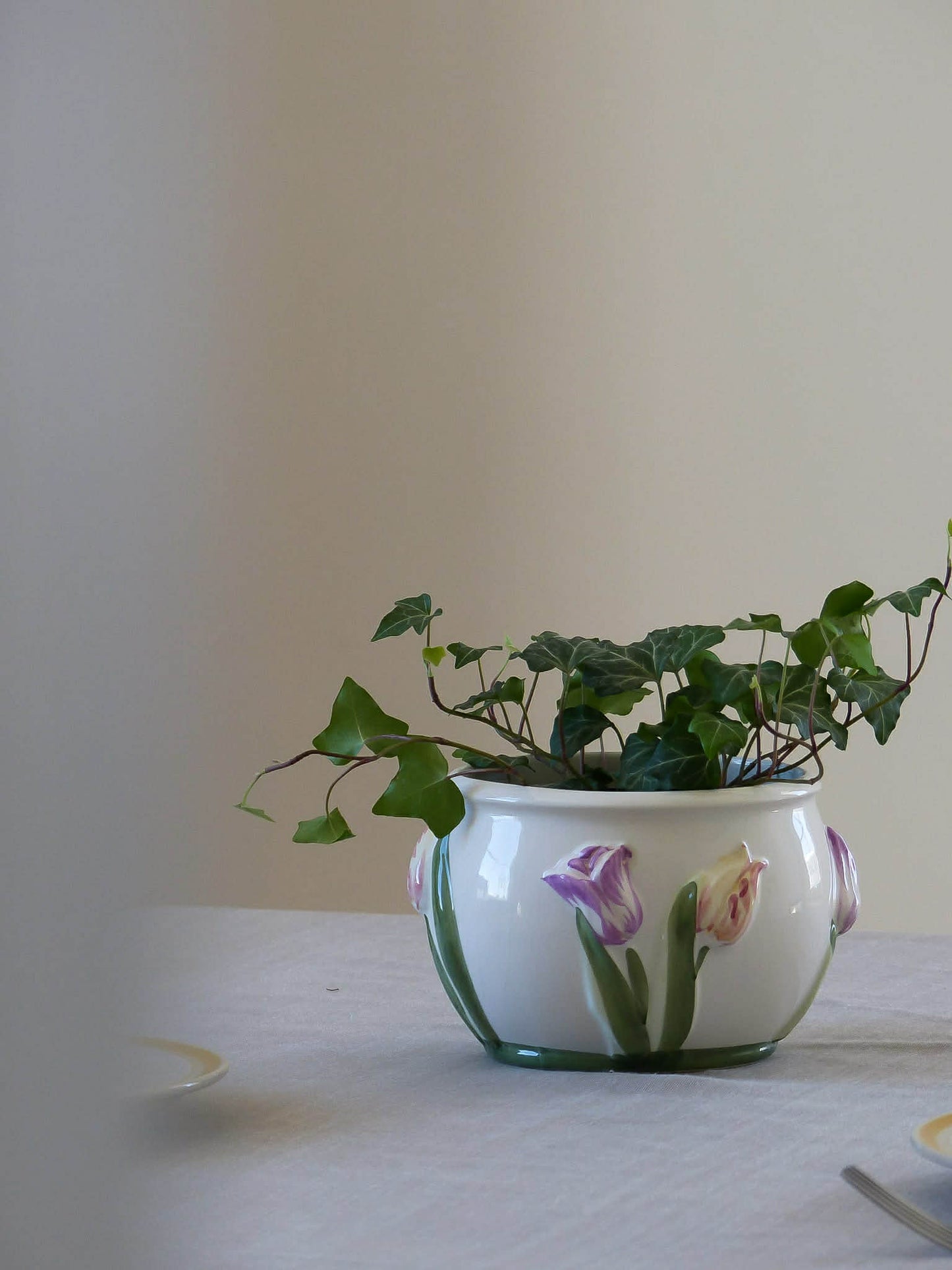 Cache pot en céramique peint à la main, motifs tulipes