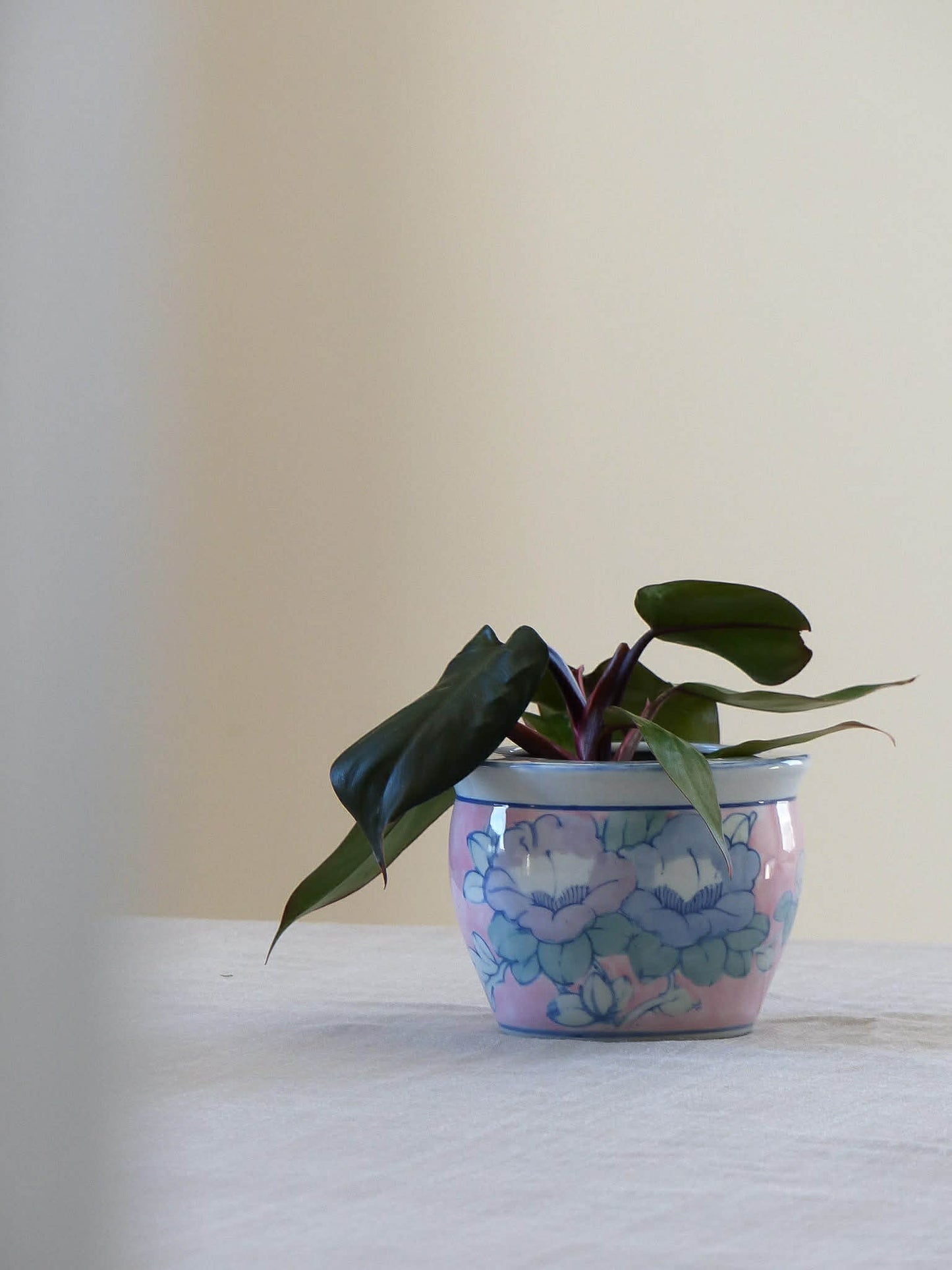 Cache-pot en céramique, motif floral d’inspiration asiatique