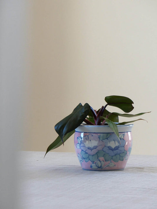 Cache-pot en céramique, motif floral d’inspiration asiatique