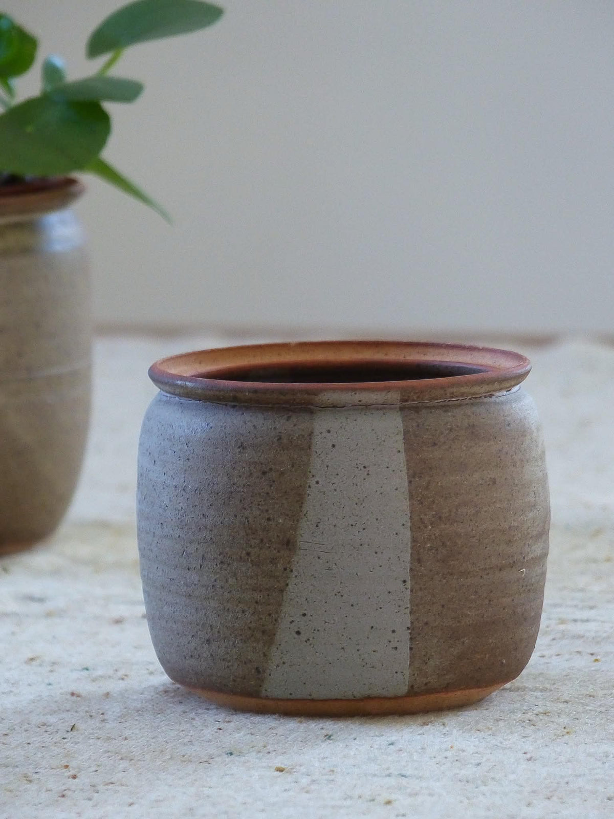 Duo de cache-pots en grés moucheté