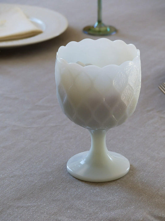 Coupe sur pied en verre opalin à rebord festonné de E.O BRODY
