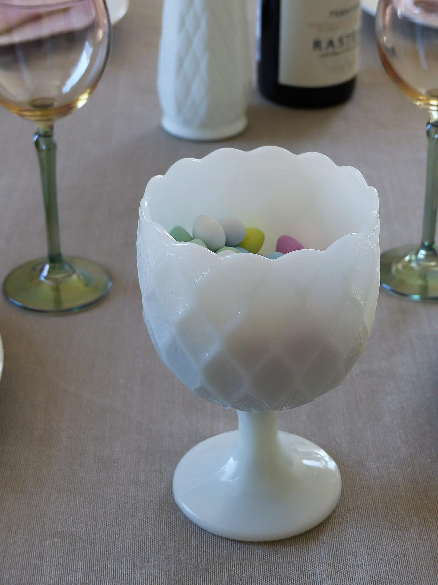 Coupe sur pied en verre opalin à rebord festonné de E.O BRODY