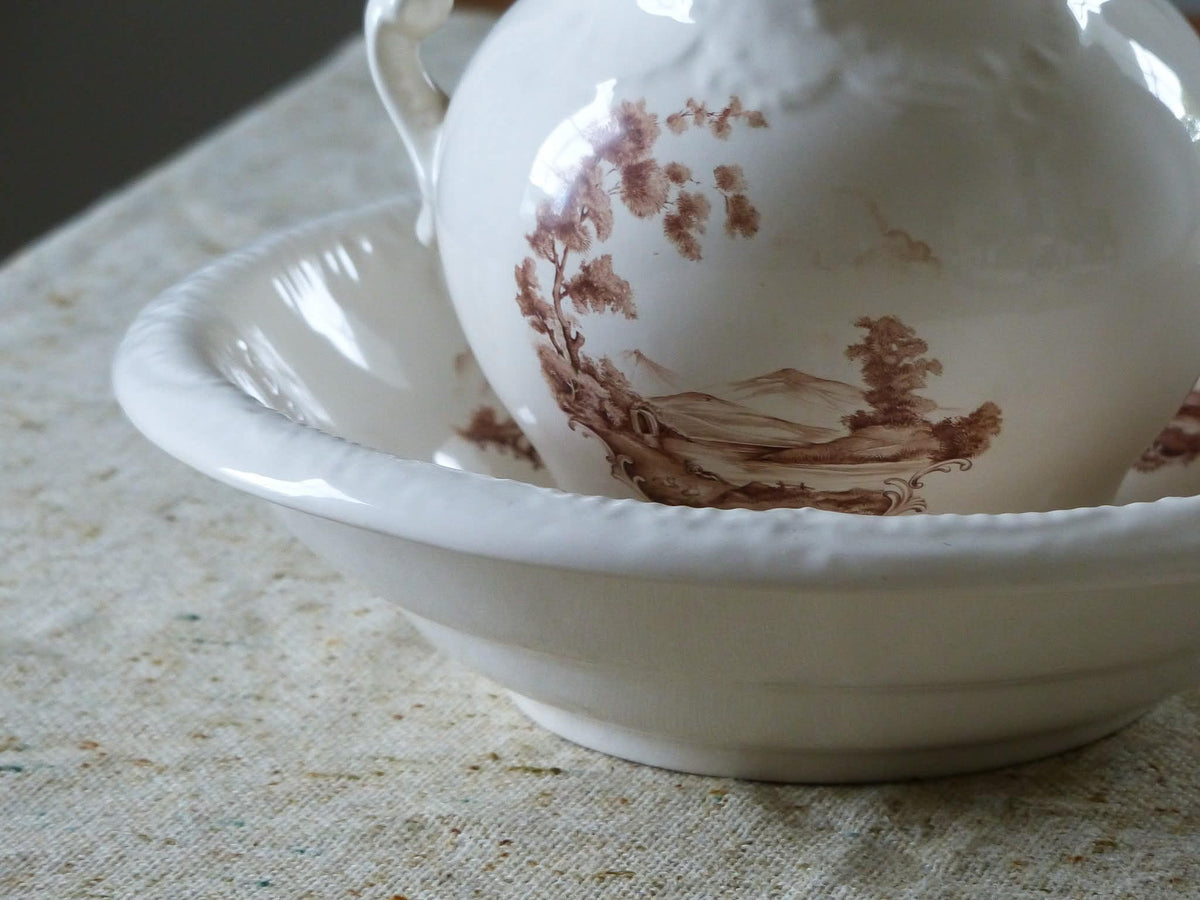 Ensemble vintage: Cruche et bassin en porcelaine