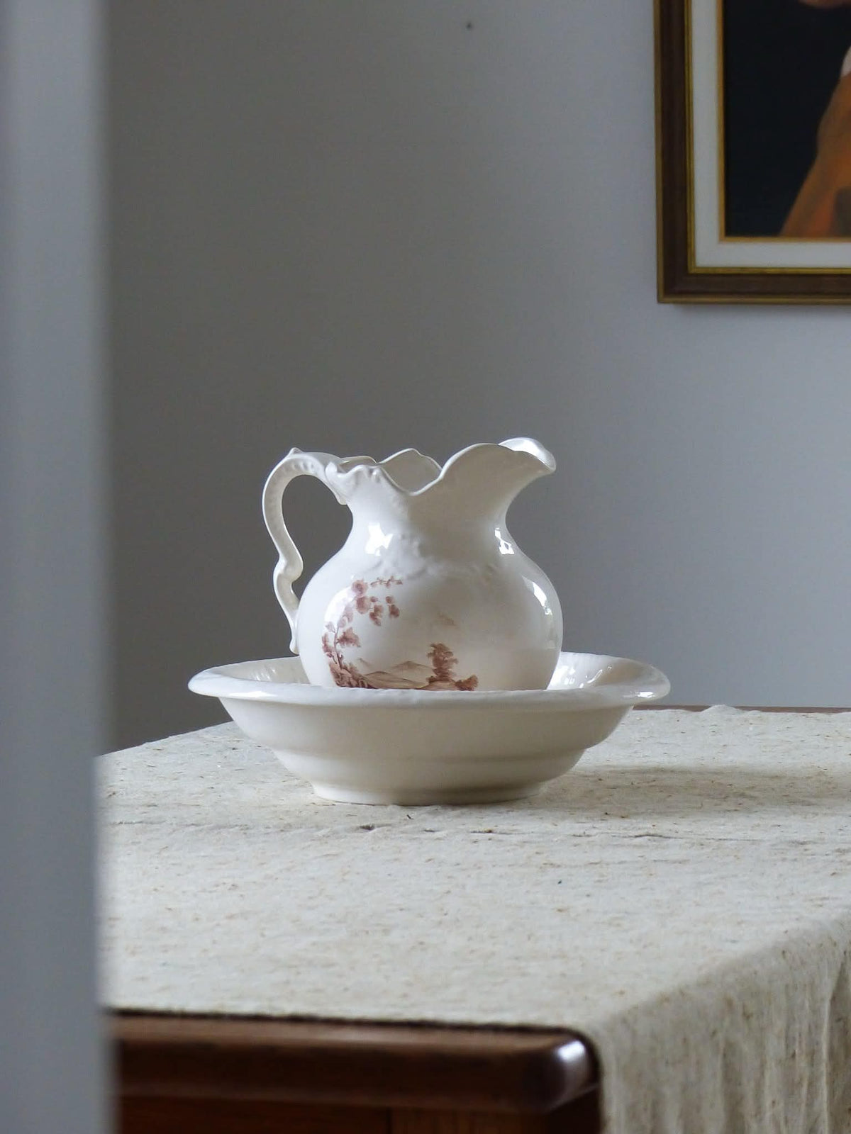 Ensemble vintage: Cruche et bassin en porcelaine