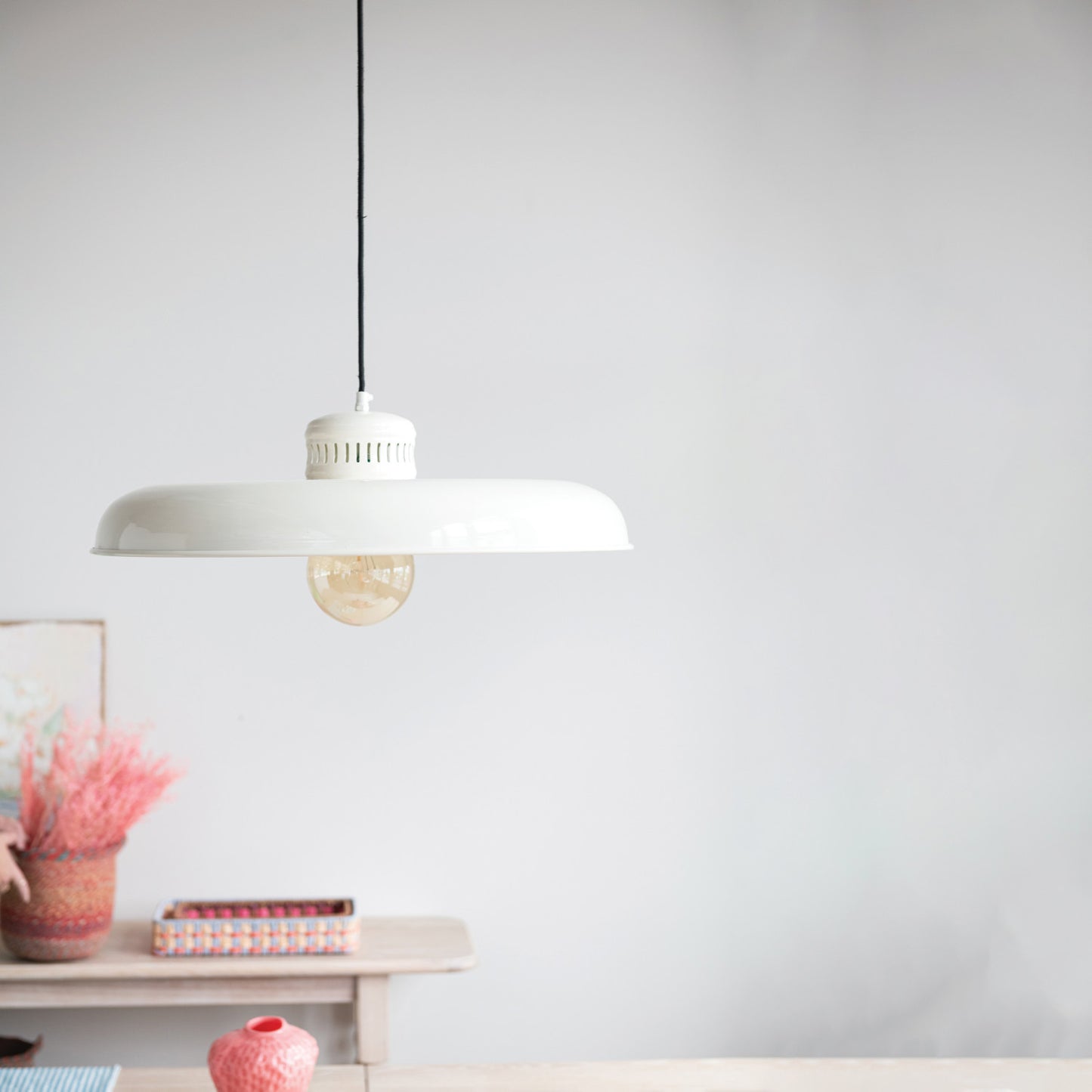 Lampe suspendue en métal - style vintage revisité - couleur crème