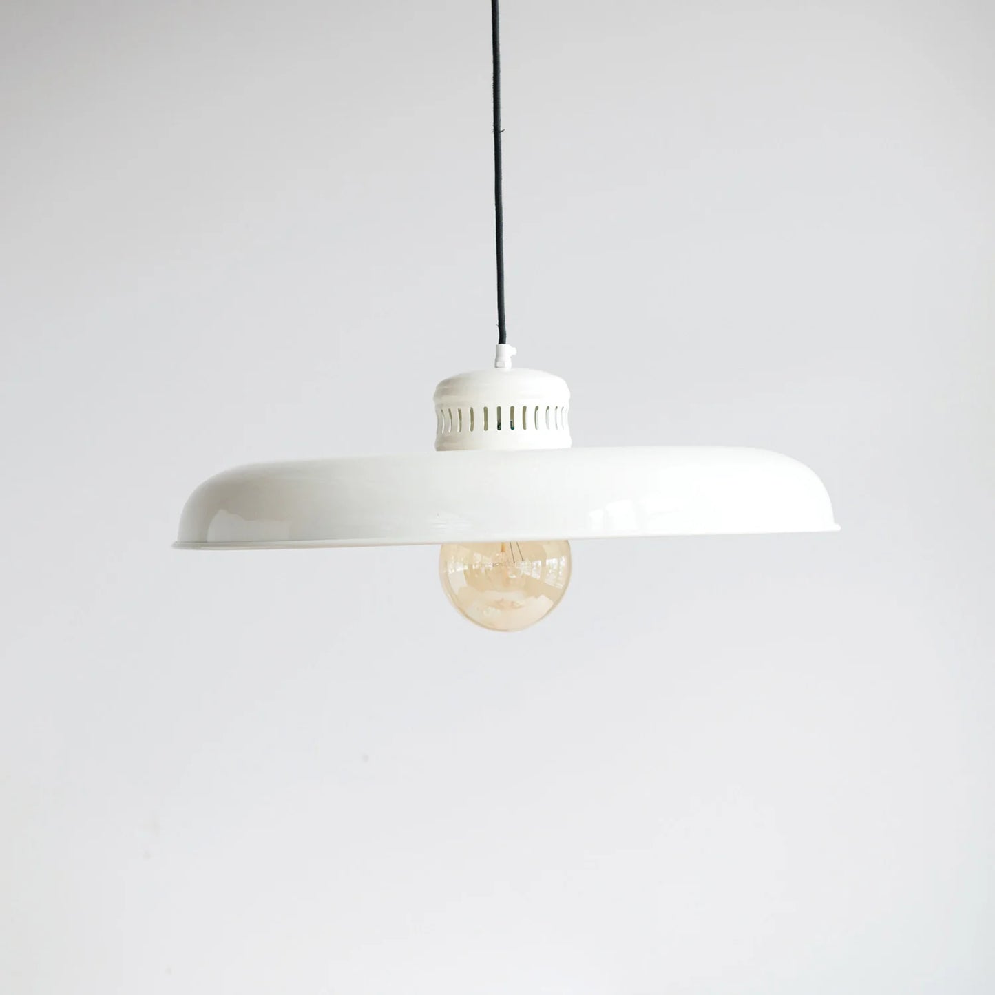 Lampe suspendue en métal - style vintage revisité - couleur crème