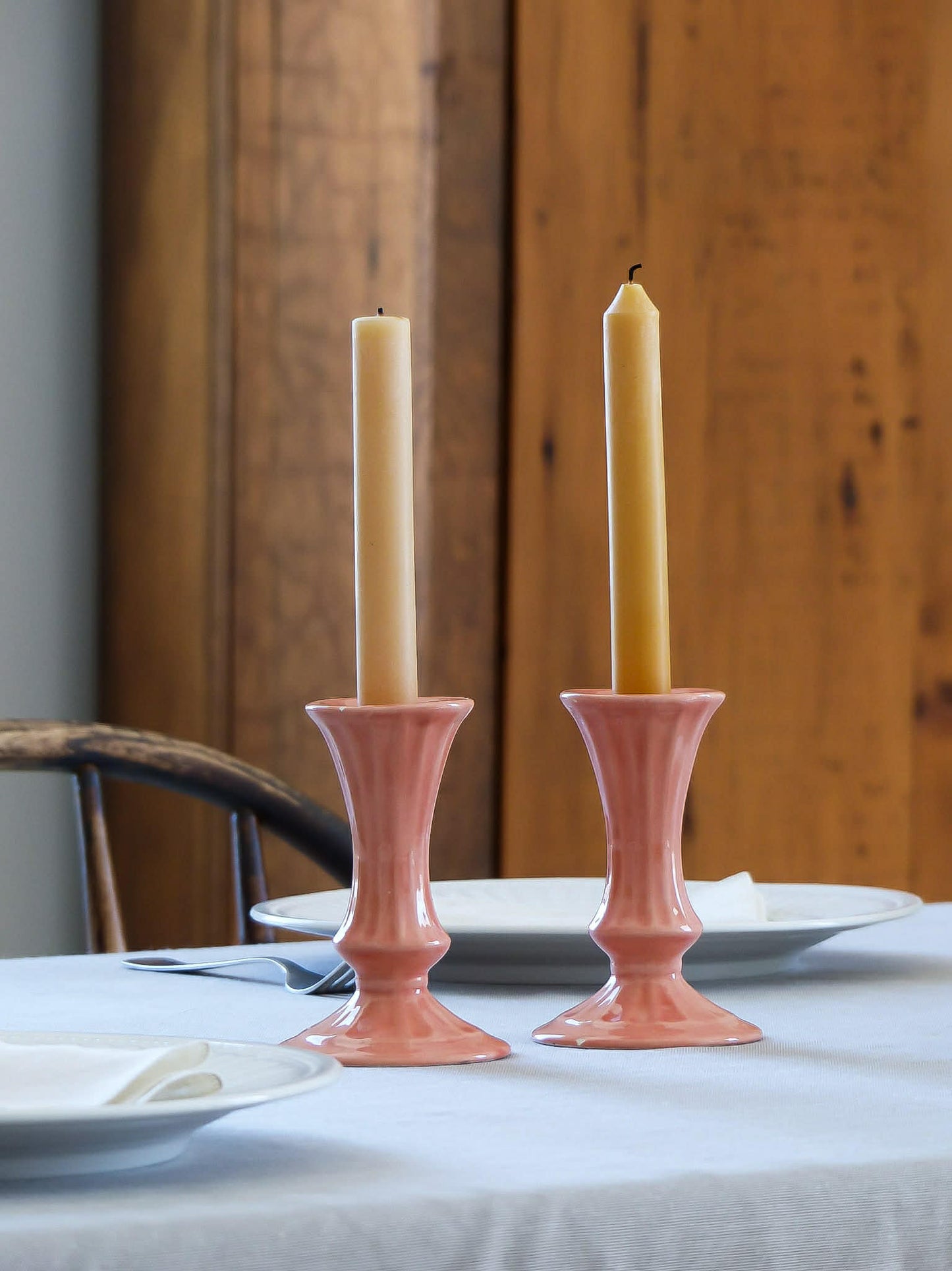 Duo de bougeoirs en céramique émaillé de couleur rose corail