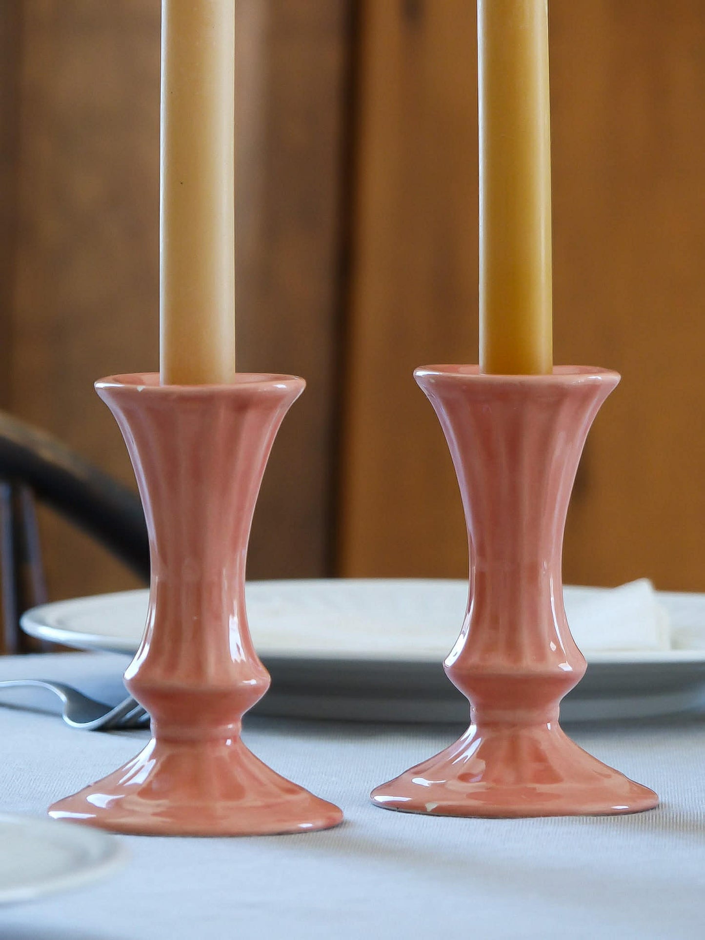 Duo de bougeoirs en céramique émaillé de couleur rose corail