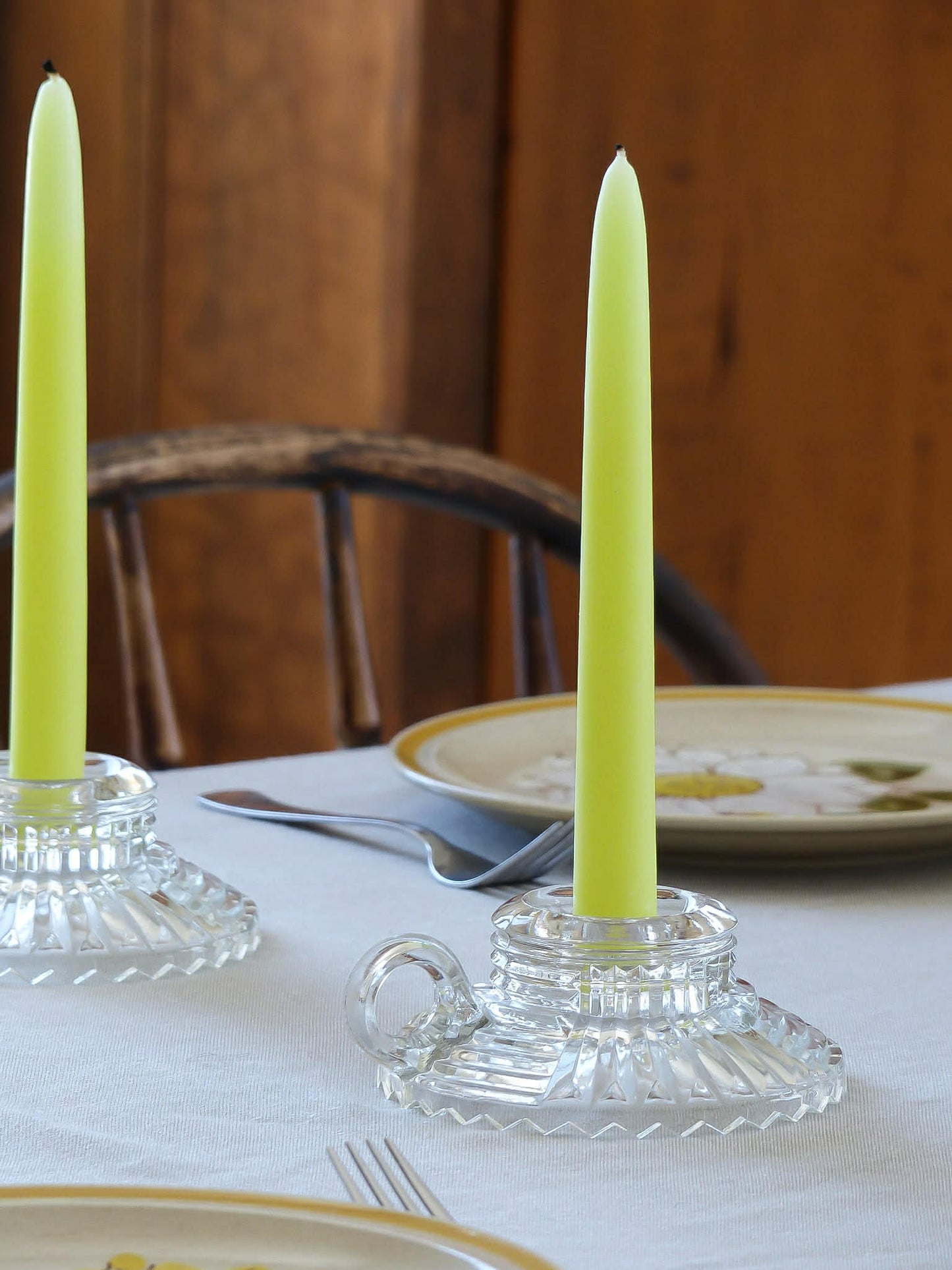 Duo de bougeoirs avec anse, en verre pressé